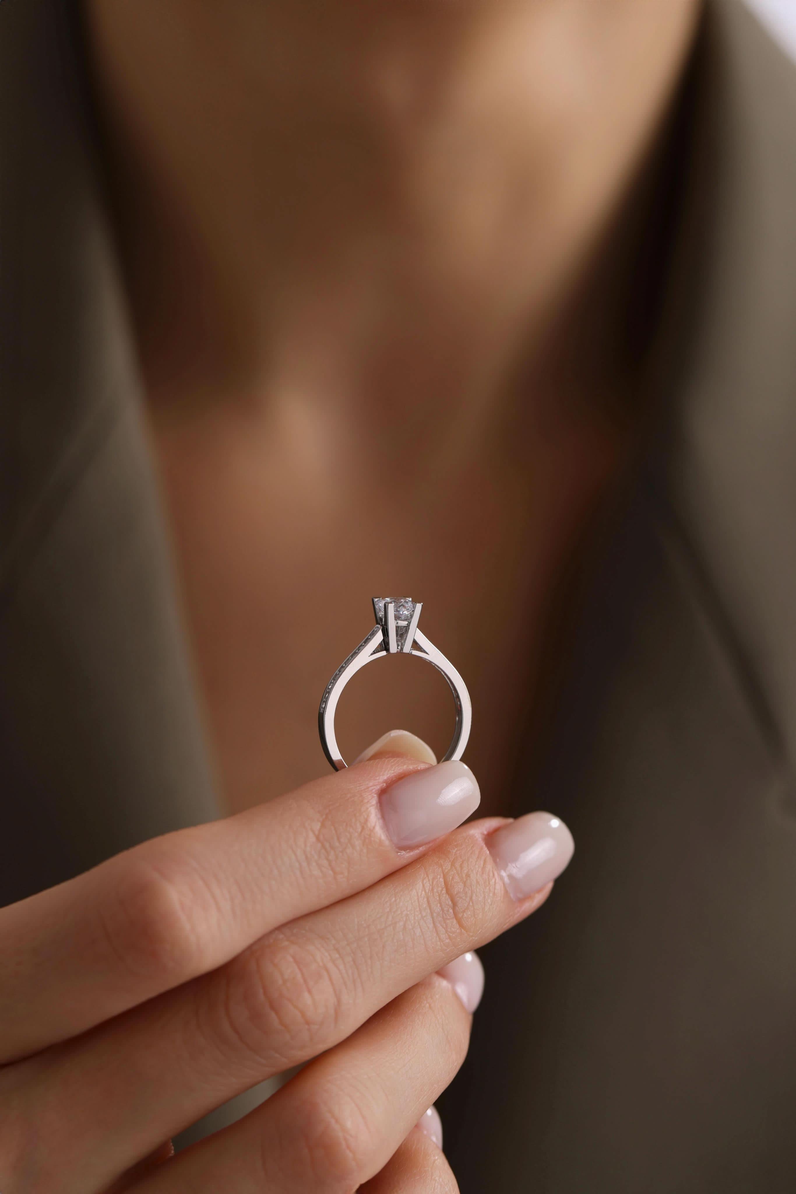 14 Ayar Beyaz Tektaş Altın Yüzük