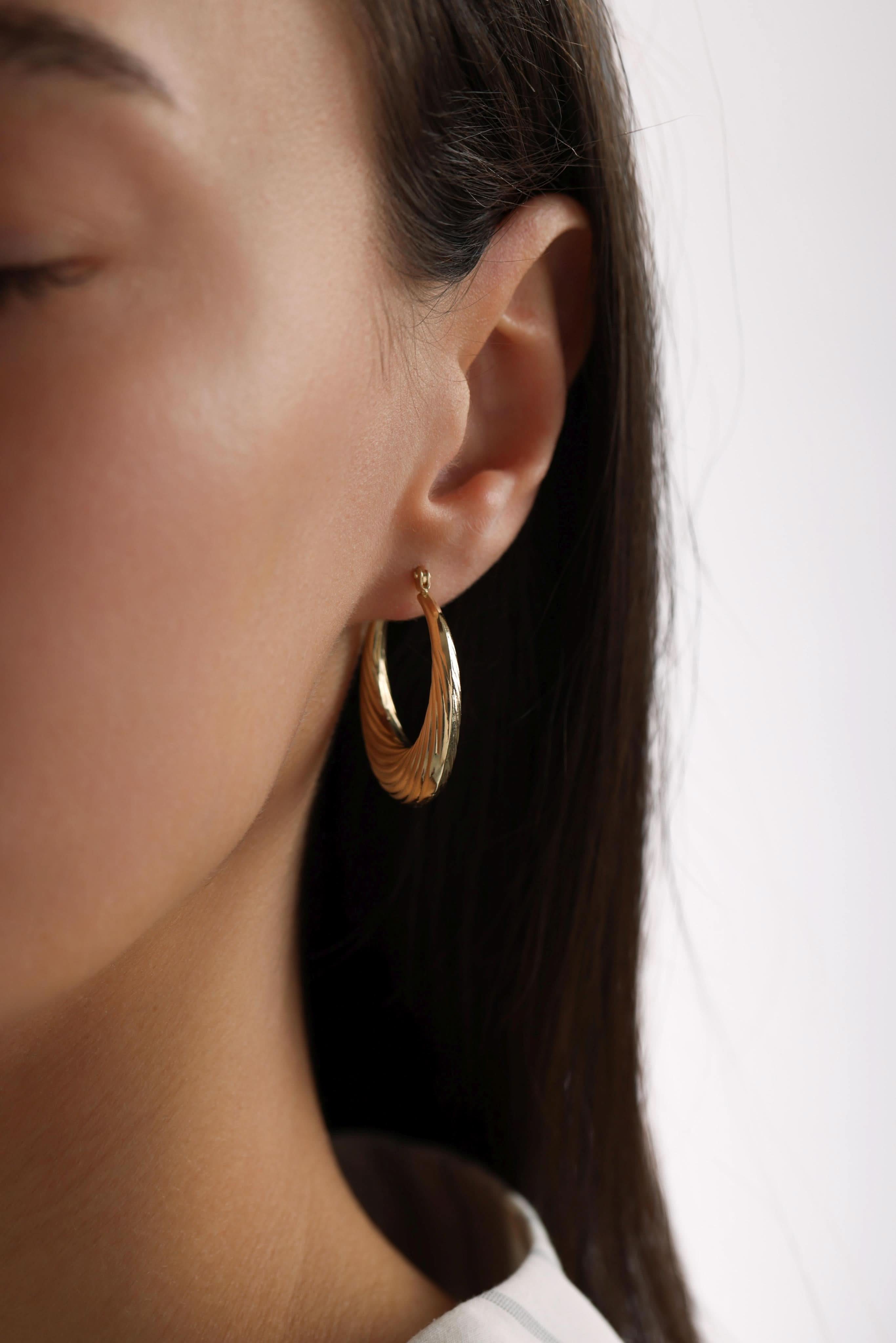 14 Ayar Desenli Altın Küpe