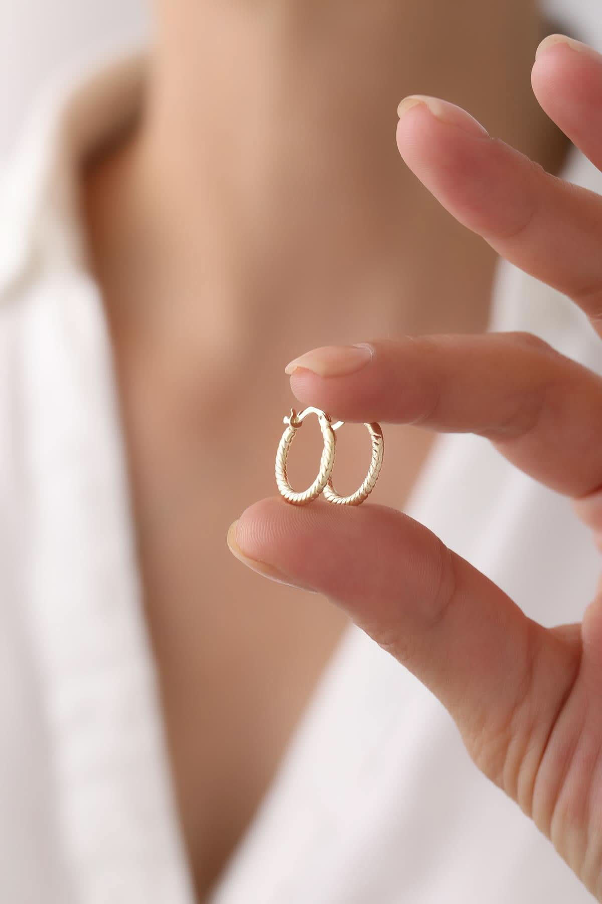 14 Ayar Desenli Halka Altın Küpe