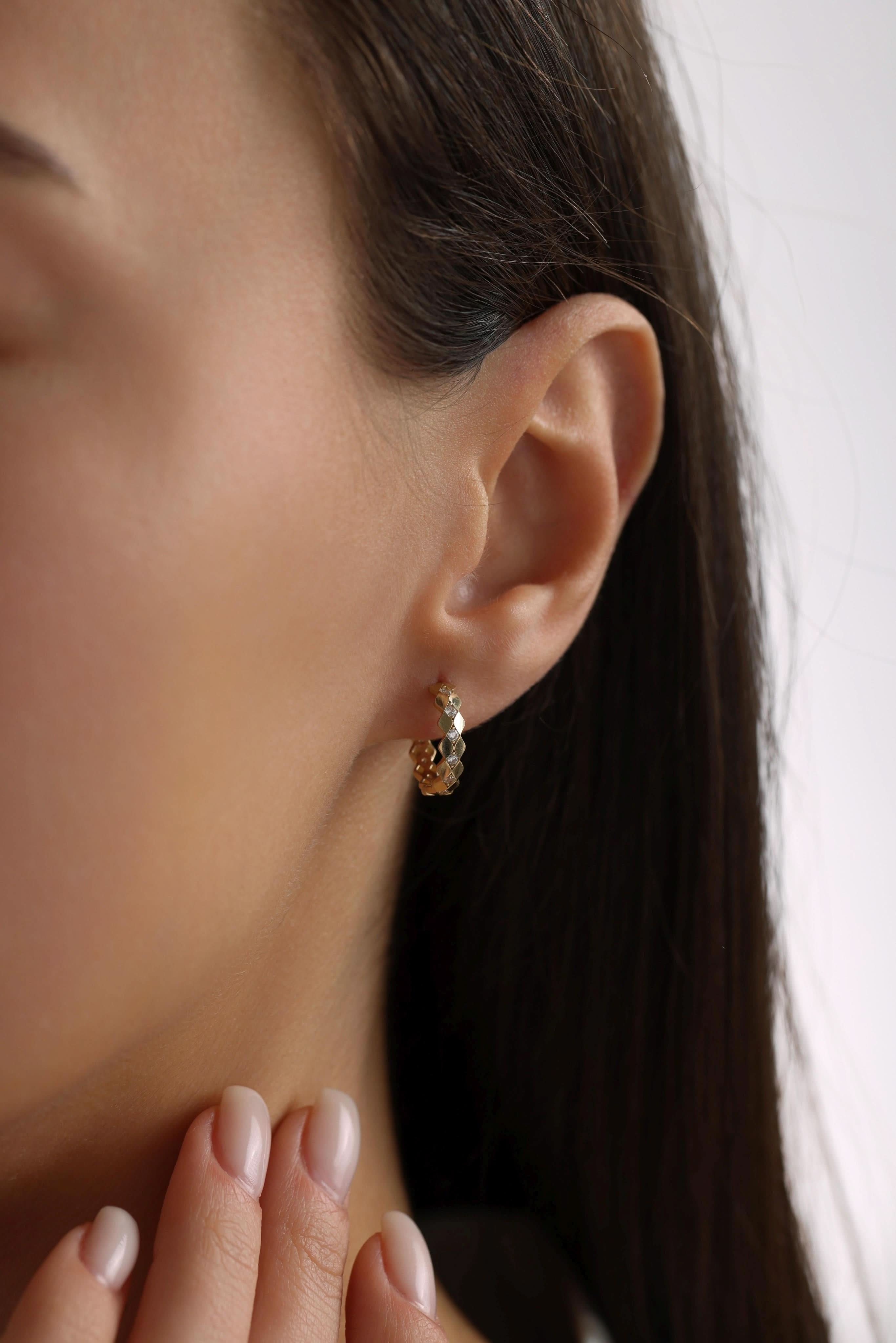 14 Ayar Desenli Taşlı Altın Küpe