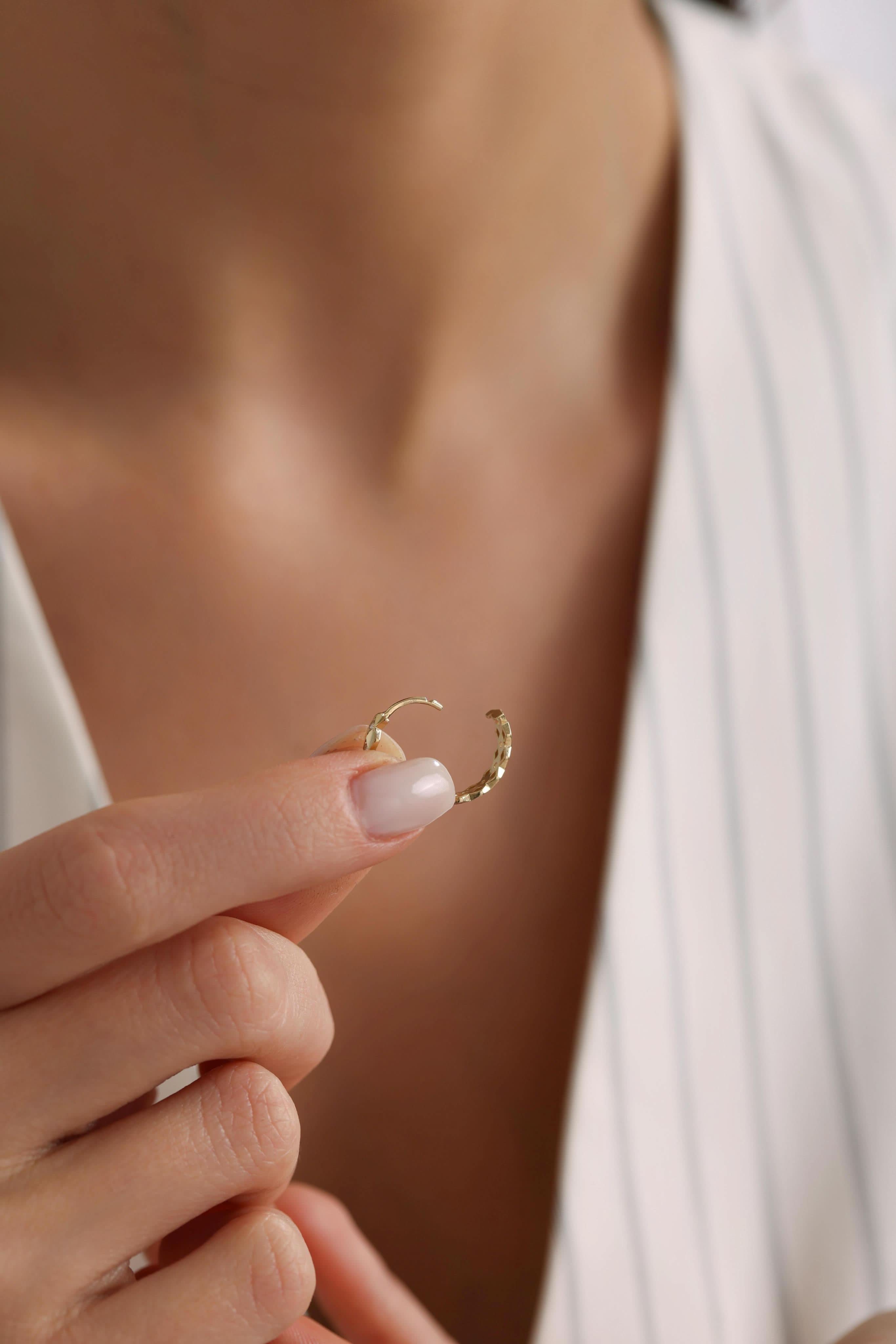 14 Ayar Desenli Taşlı Altın Küpe