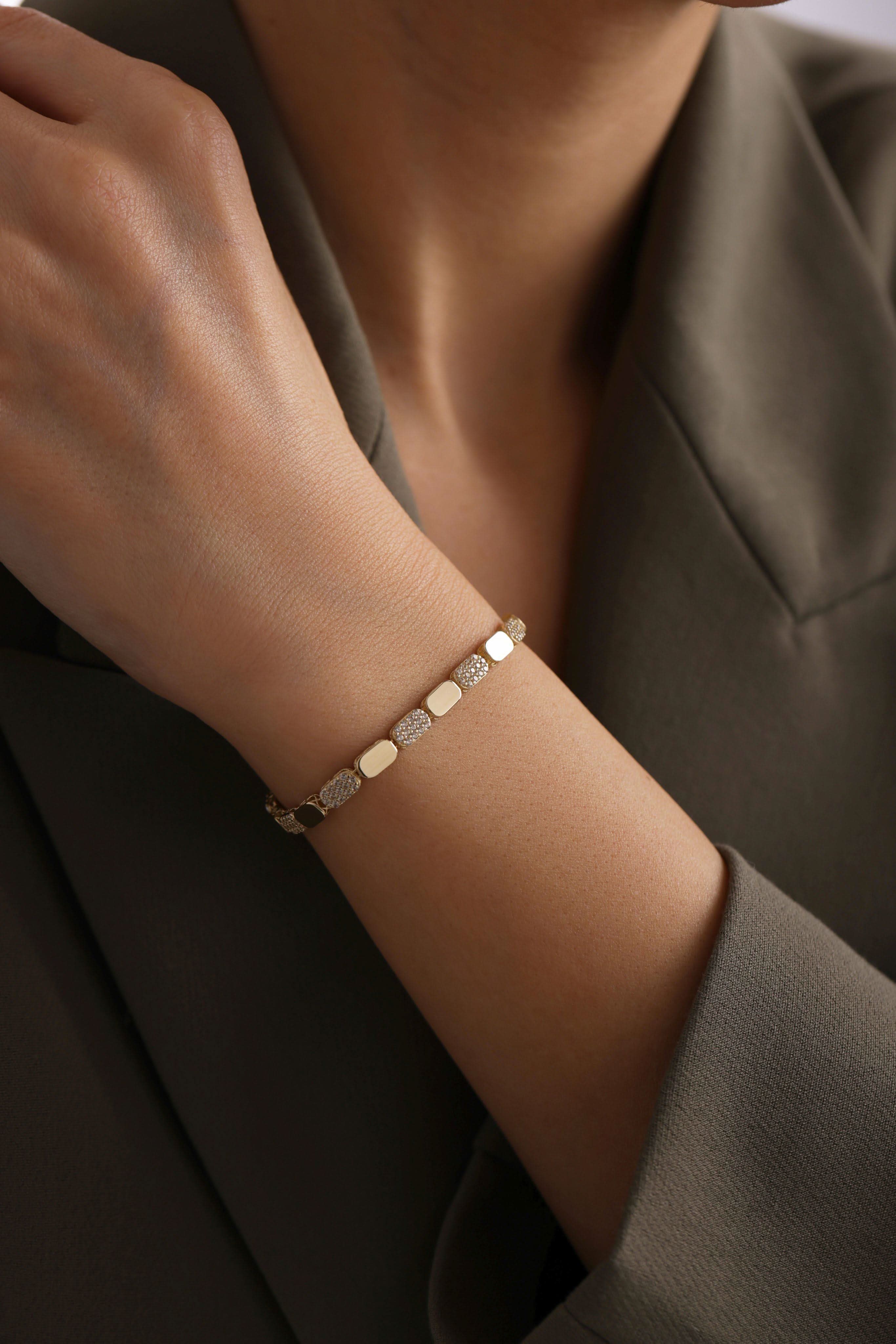 14 Ayar Geometrik Taşlı Altın Bileklik