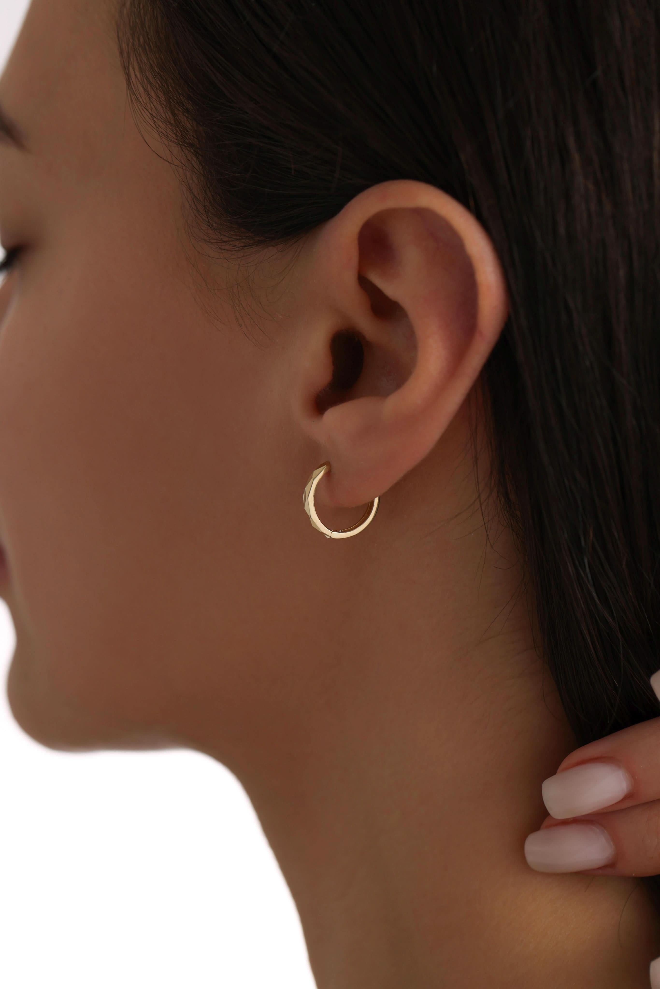 14 Ayar Halka Desenli Altın Küpe