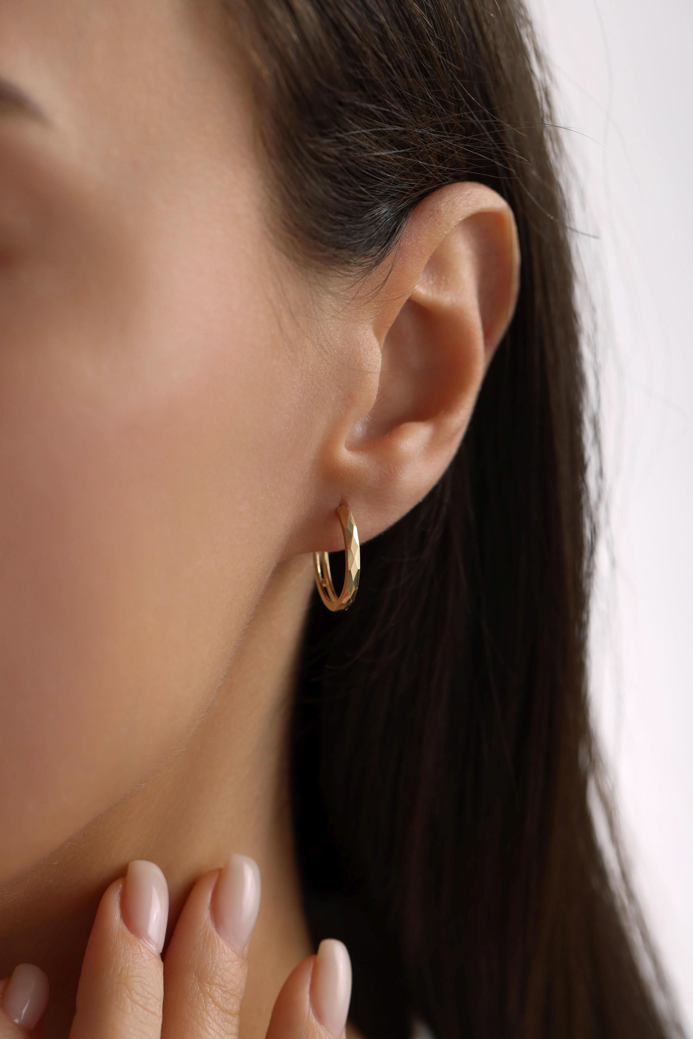 14 Ayar Halka Desenli Altın Küpe