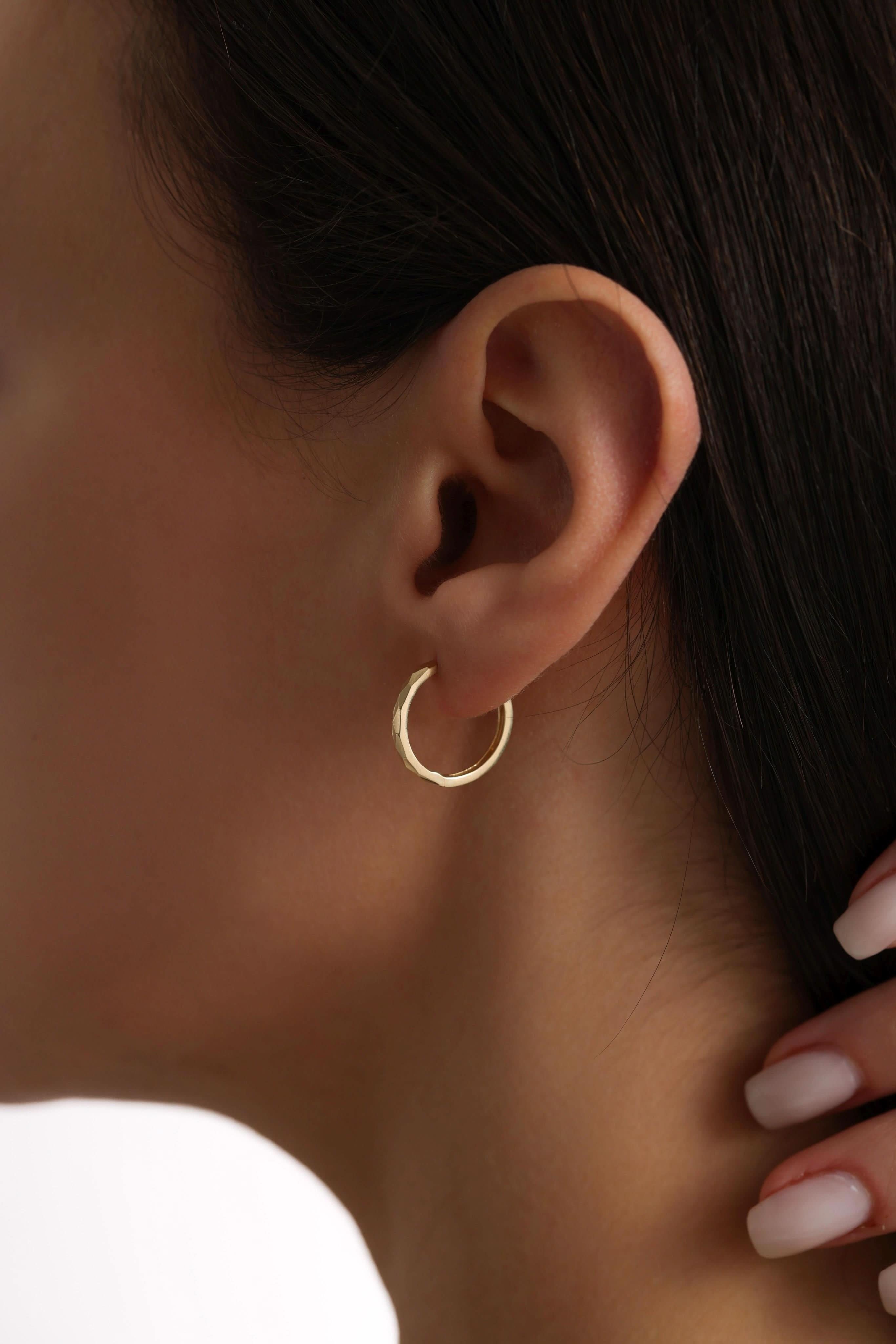 14 Ayar Halka Desenli Altın Küpe