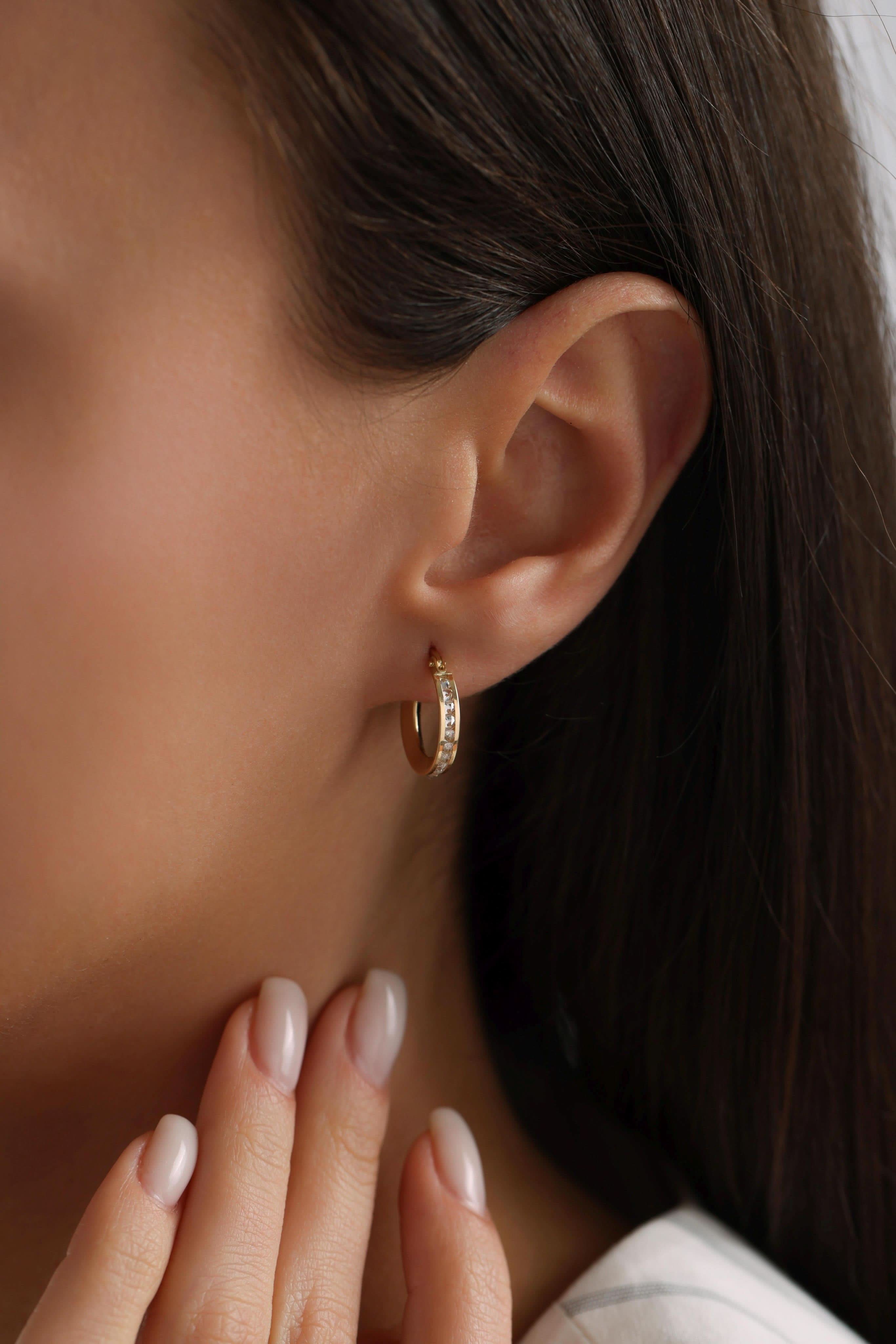 14 Ayar Halka Taşlı Altın Küpe