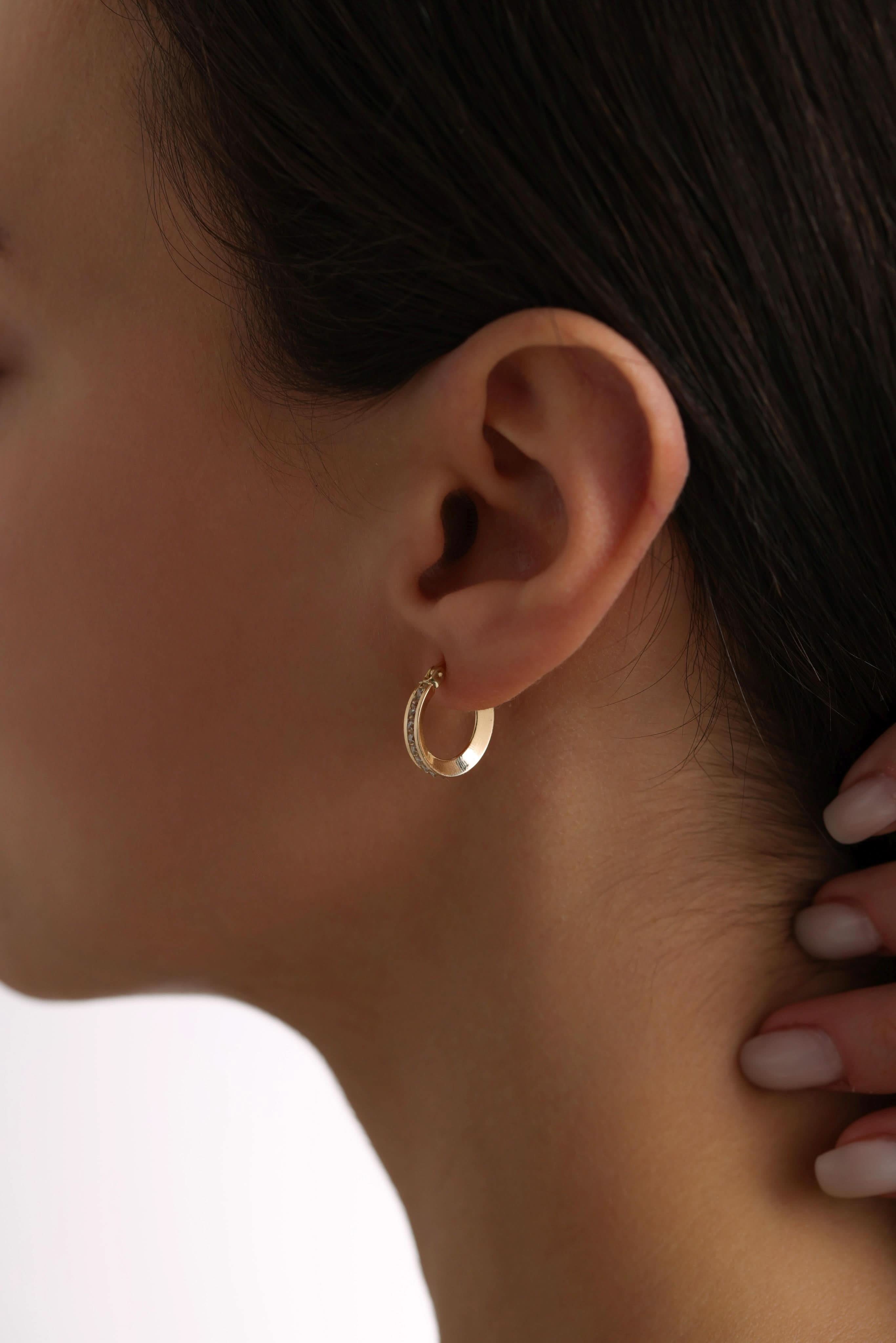 14 Ayar Halka Taşlı Altın Küpe