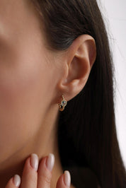 14 Ayar Halka Taşlı Desenli Altın Küpe