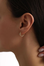 14 Ayar Halka Taşlı Desenli Altın Küpe