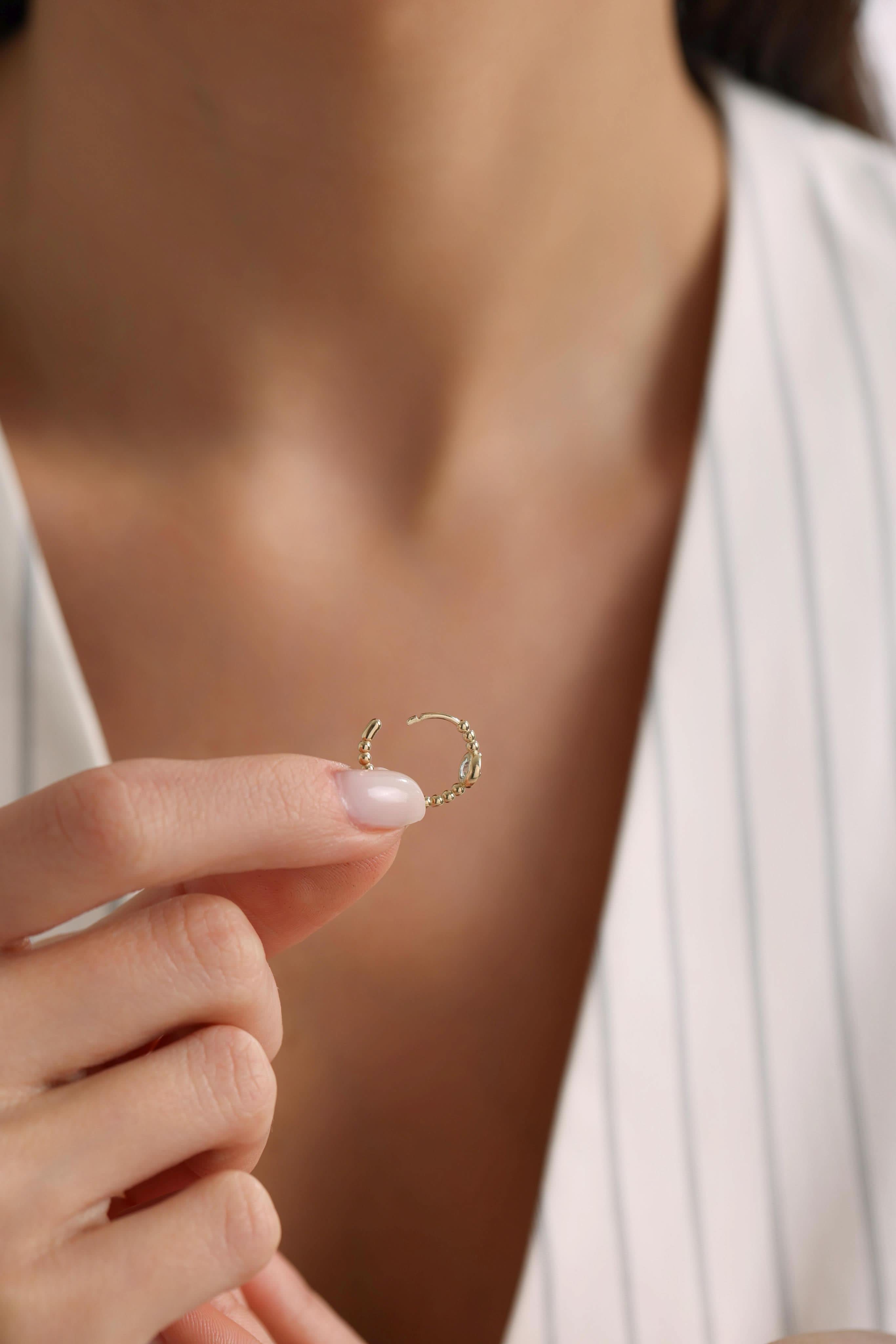 14 Ayar Halka Taşlı Desenli Altın Küpe