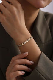 14 Ayar Kare Sıralı Taşlı Altın Bileklik