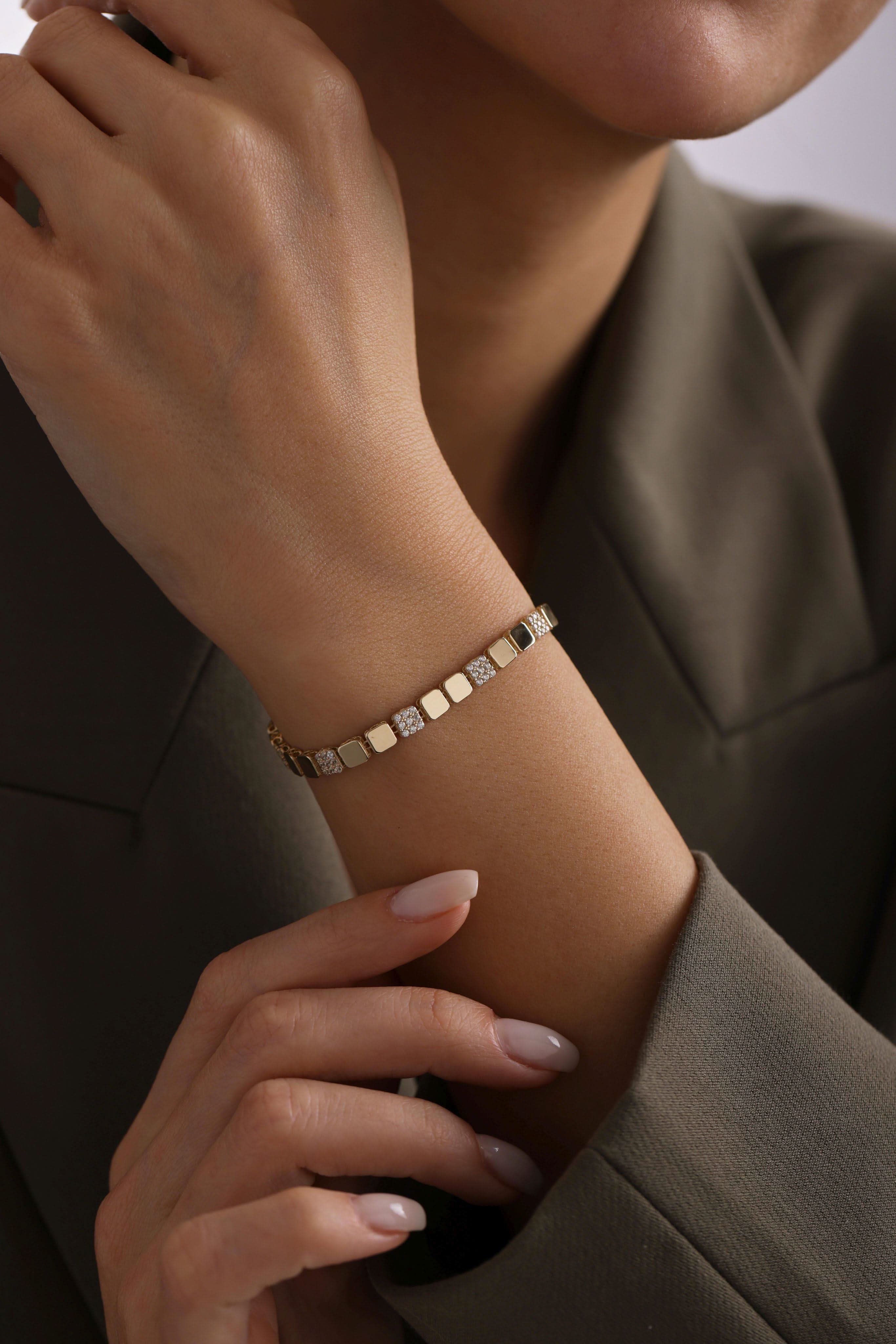 14 Ayar Kare Sıralı Taşlı Altın Bileklik