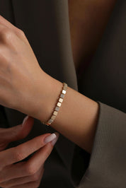 14 Ayar Kare Sıralı Taşlı Altın Bileklik