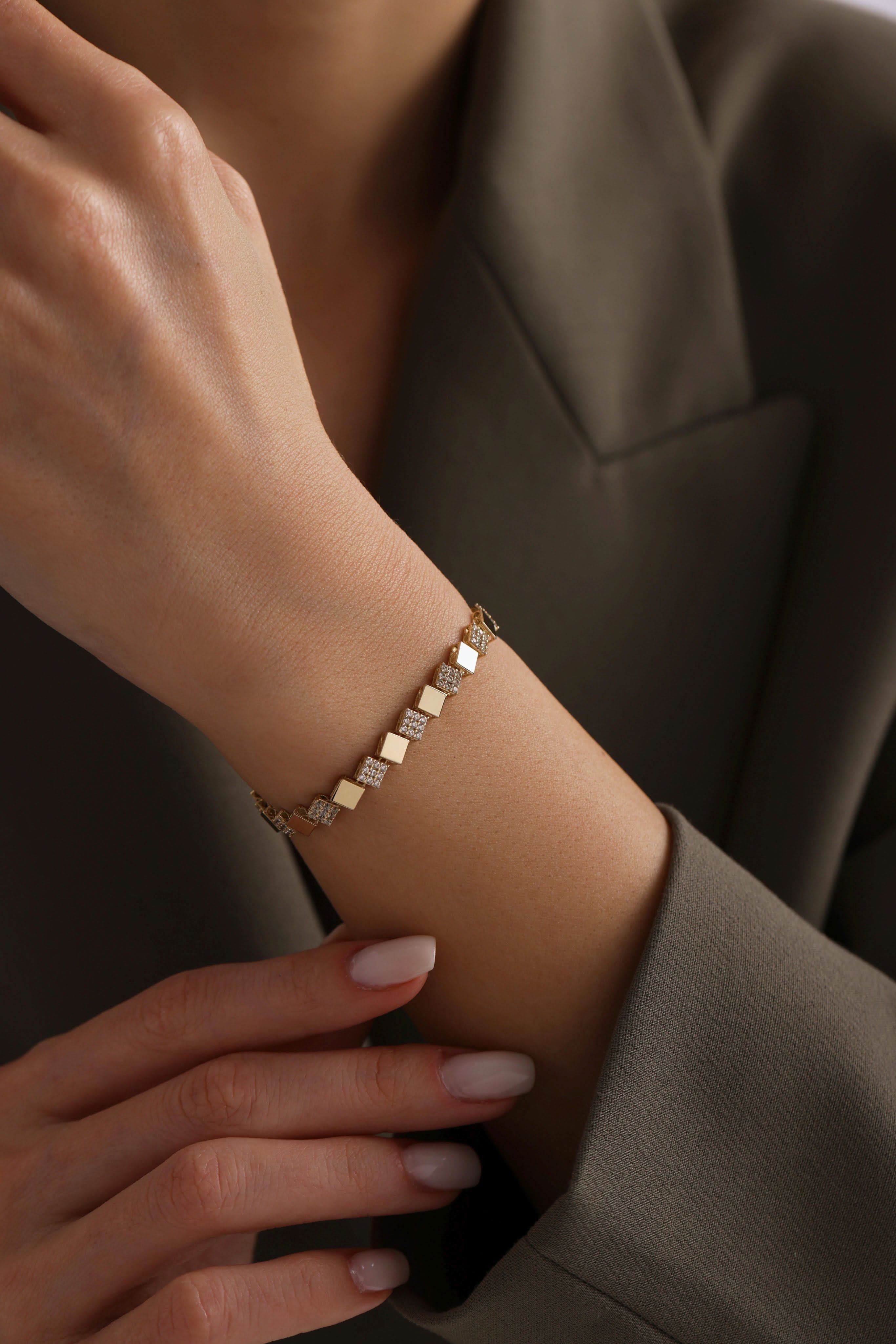 14 Ayar Kare Taşlı Altın Bileklik