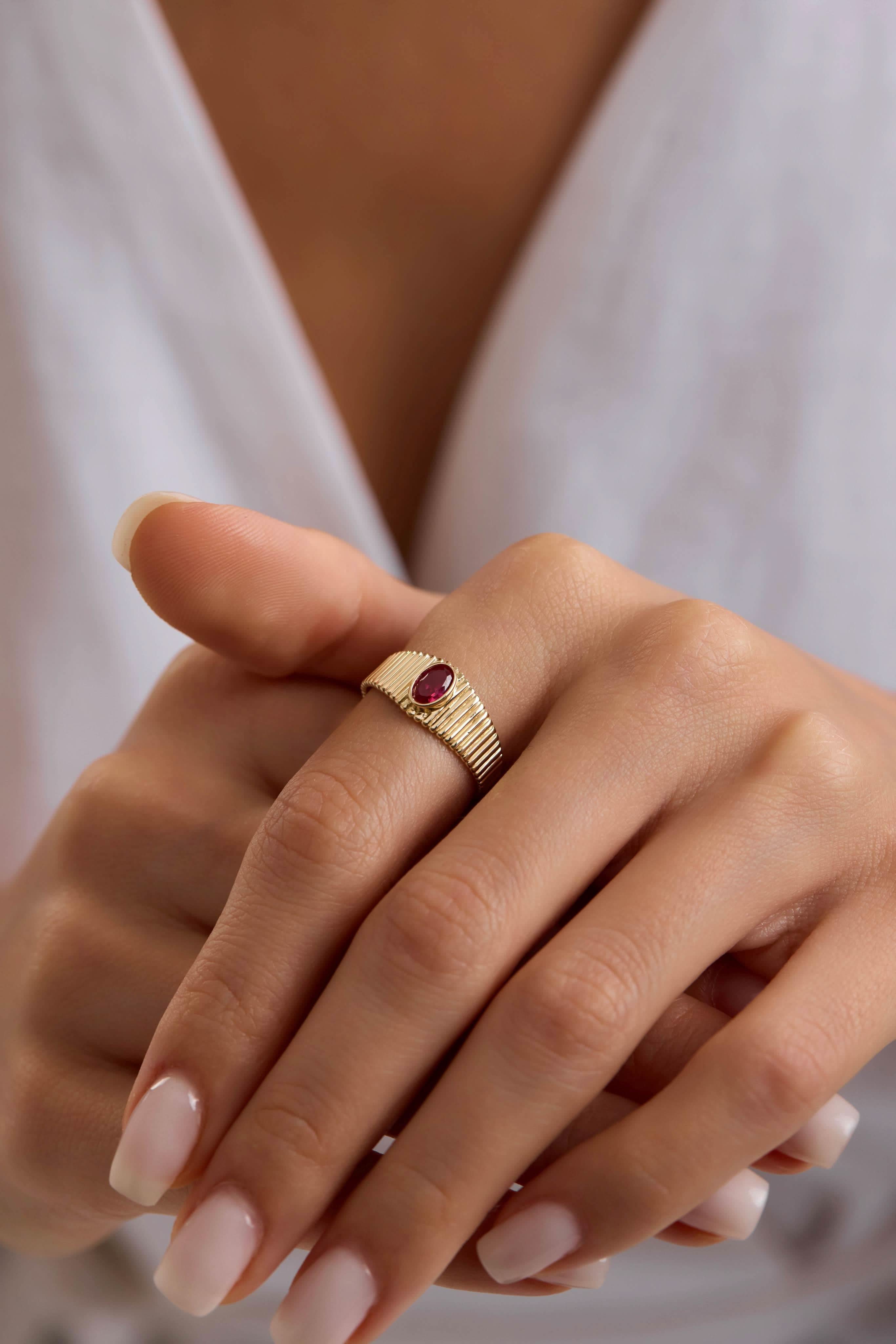 14 Ayar Kırmızı Taşlı Altın Yüzük