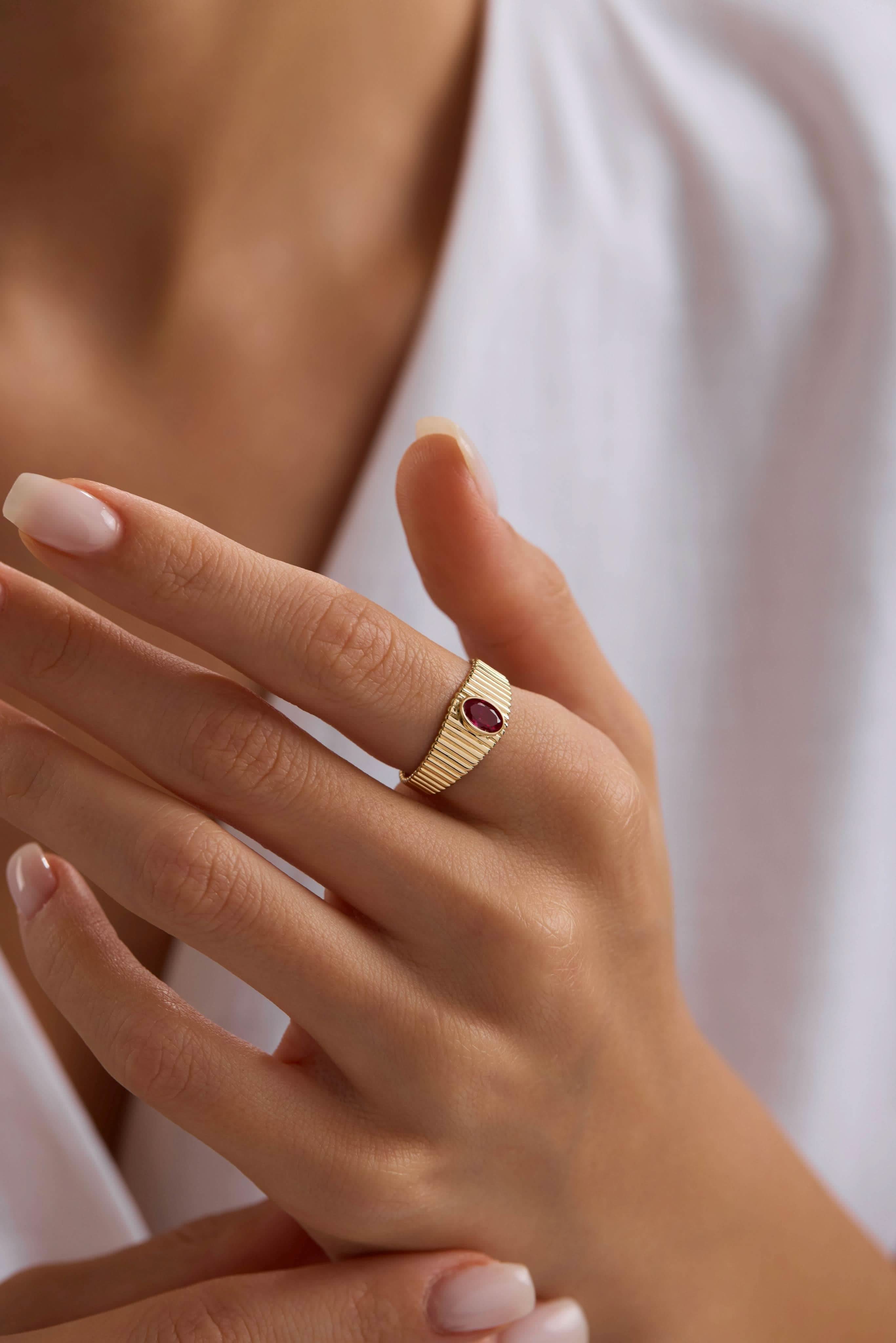 14 Ayar Kırmızı Taşlı Altın Yüzük