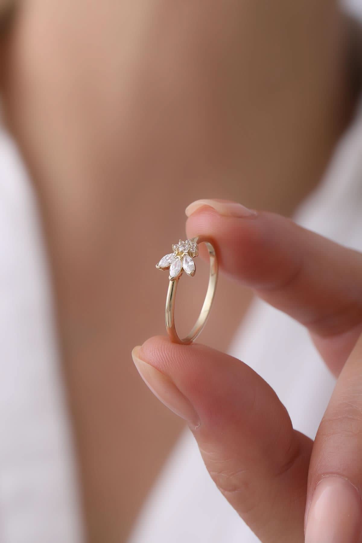 14 Ayar Lotus Taşlı Altın Yüzük