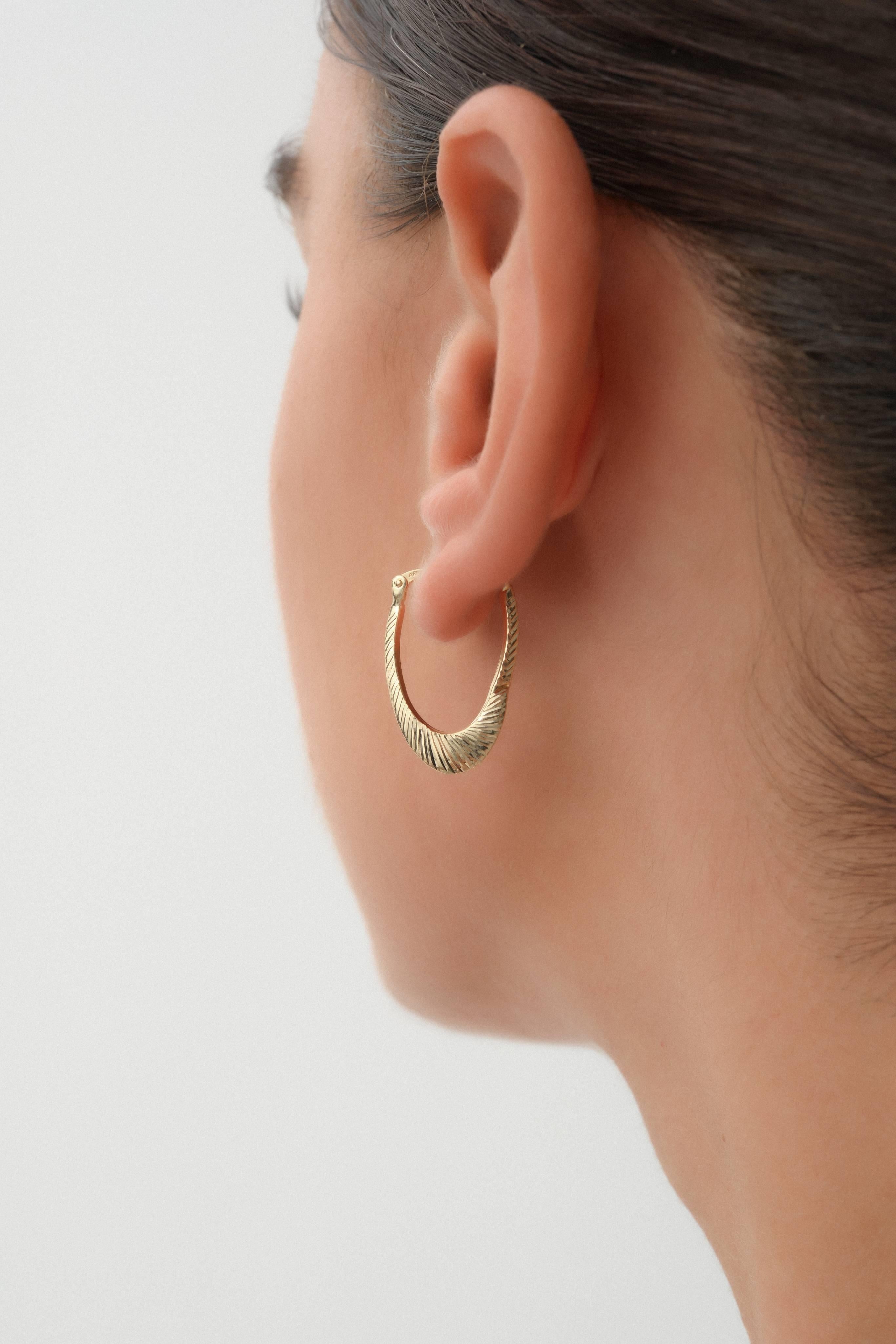 14 Ayar Midye Desenli Altın Halka Küpe (2 Cm)