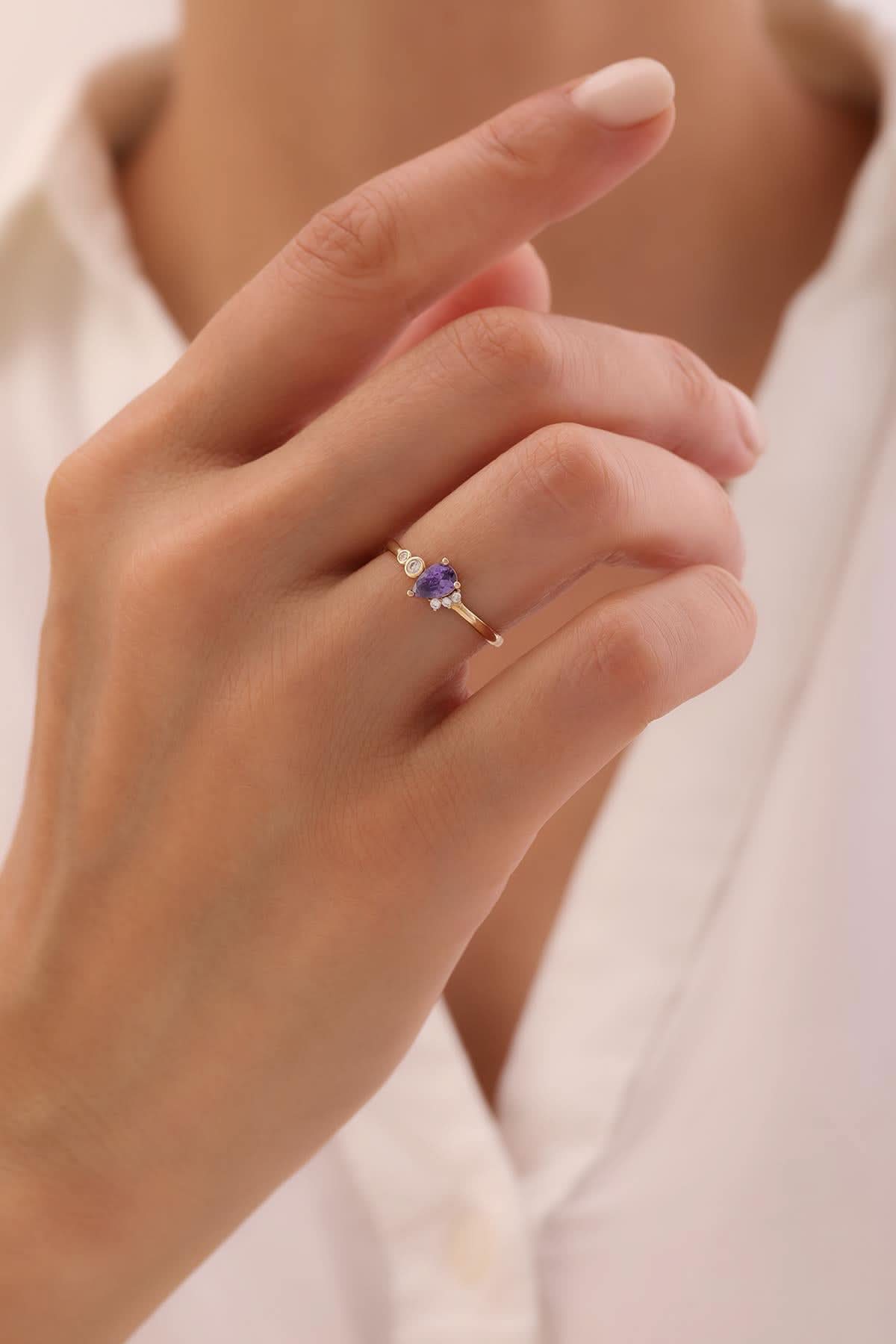 14 Ayar Minimal Mor Taşlı Altın Yüzük