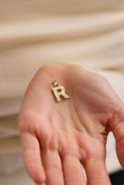 14 Ayar Orta Boy Kalemli Harf Altın Kolye Ucu