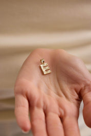 14 Ayar Orta Boy Kalemli Harf Altın Kolye Ucu