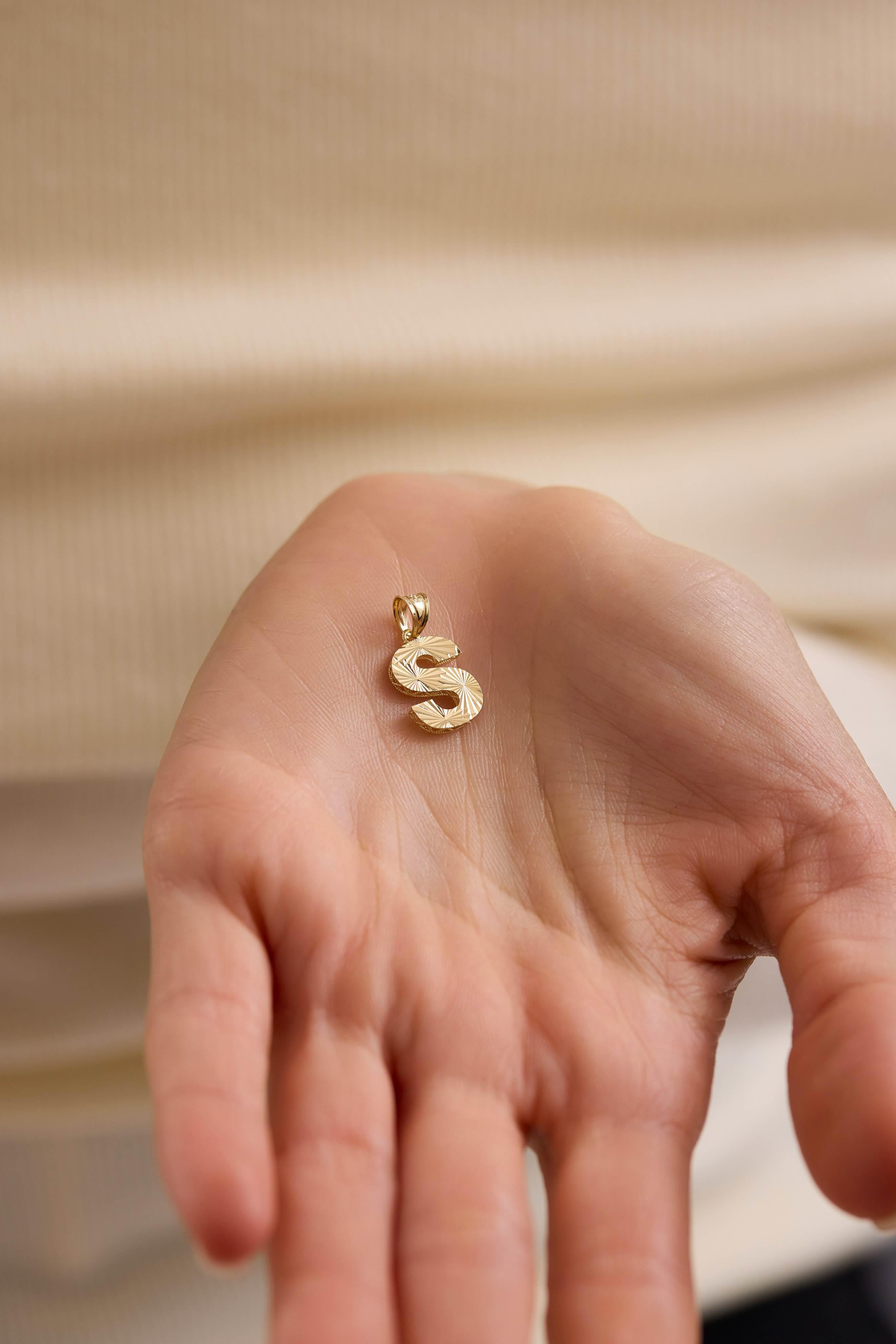 14 Ayar Orta Boy Kalemli Harf Altın Kolye Ucu