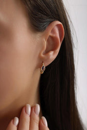 14 Ayar Oval Mor Taşlı Desenli Altın Küpe