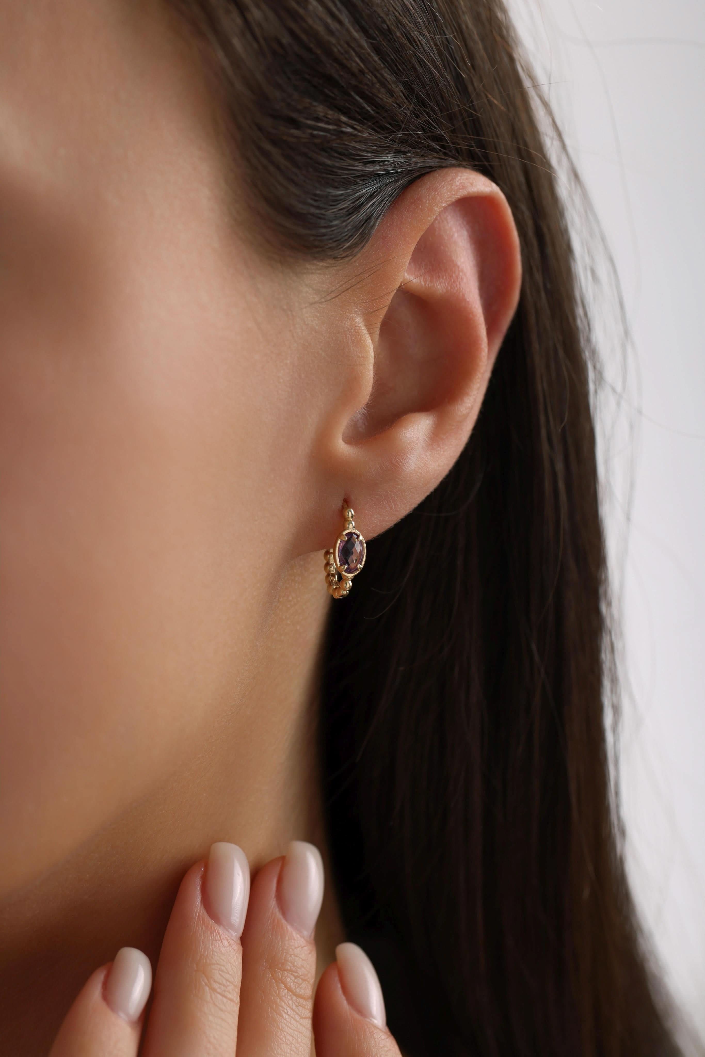 14 Ayar Oval Mor Taşlı Desenli Altın Küpe