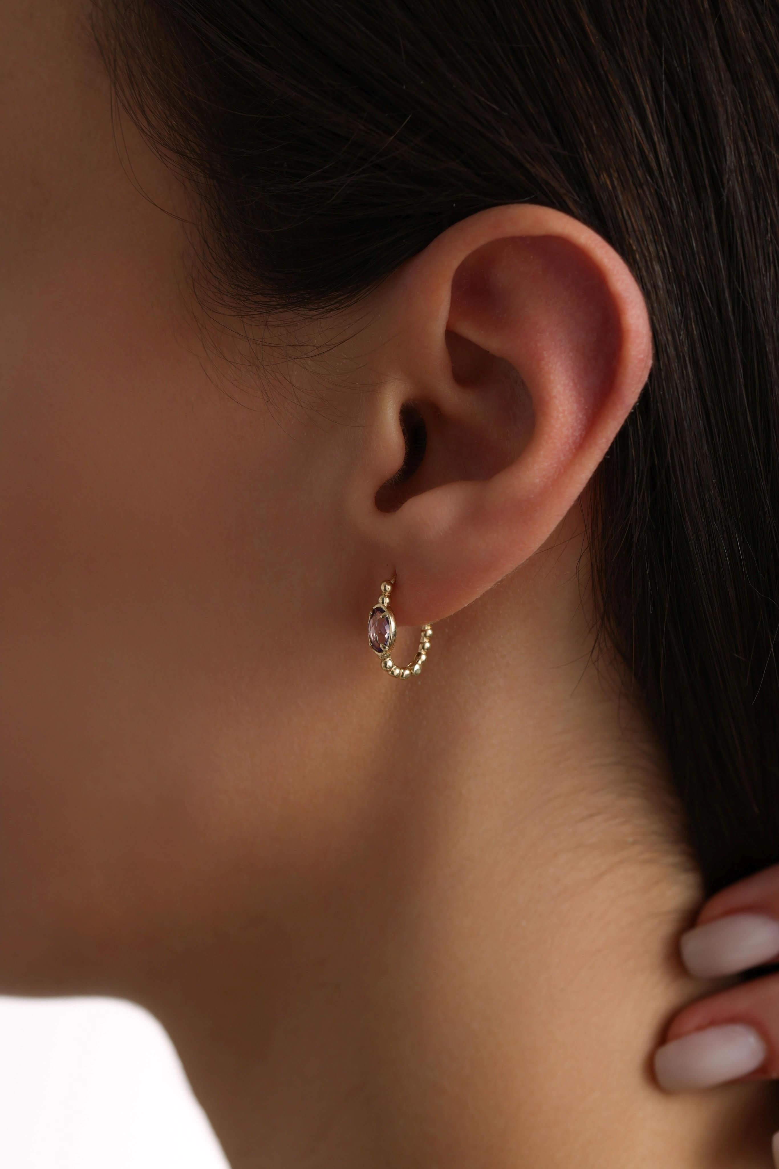 14 Ayar Oval Mor Taşlı Desenli Altın Küpe