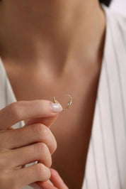 14 Ayar Oval Mor Taşlı Desenli Altın Küpe