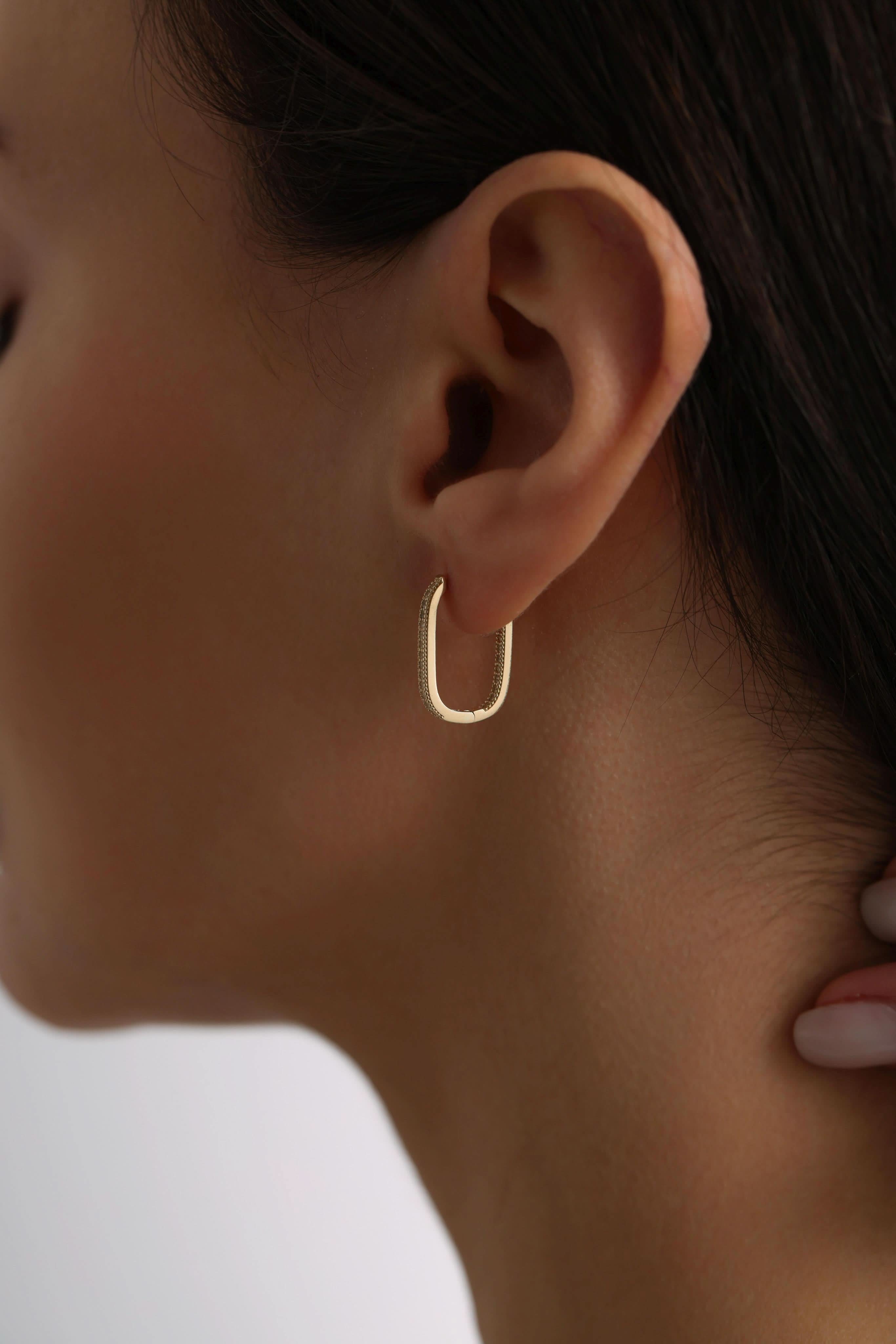 14 Ayar Oval Taşlı Altın Küpe