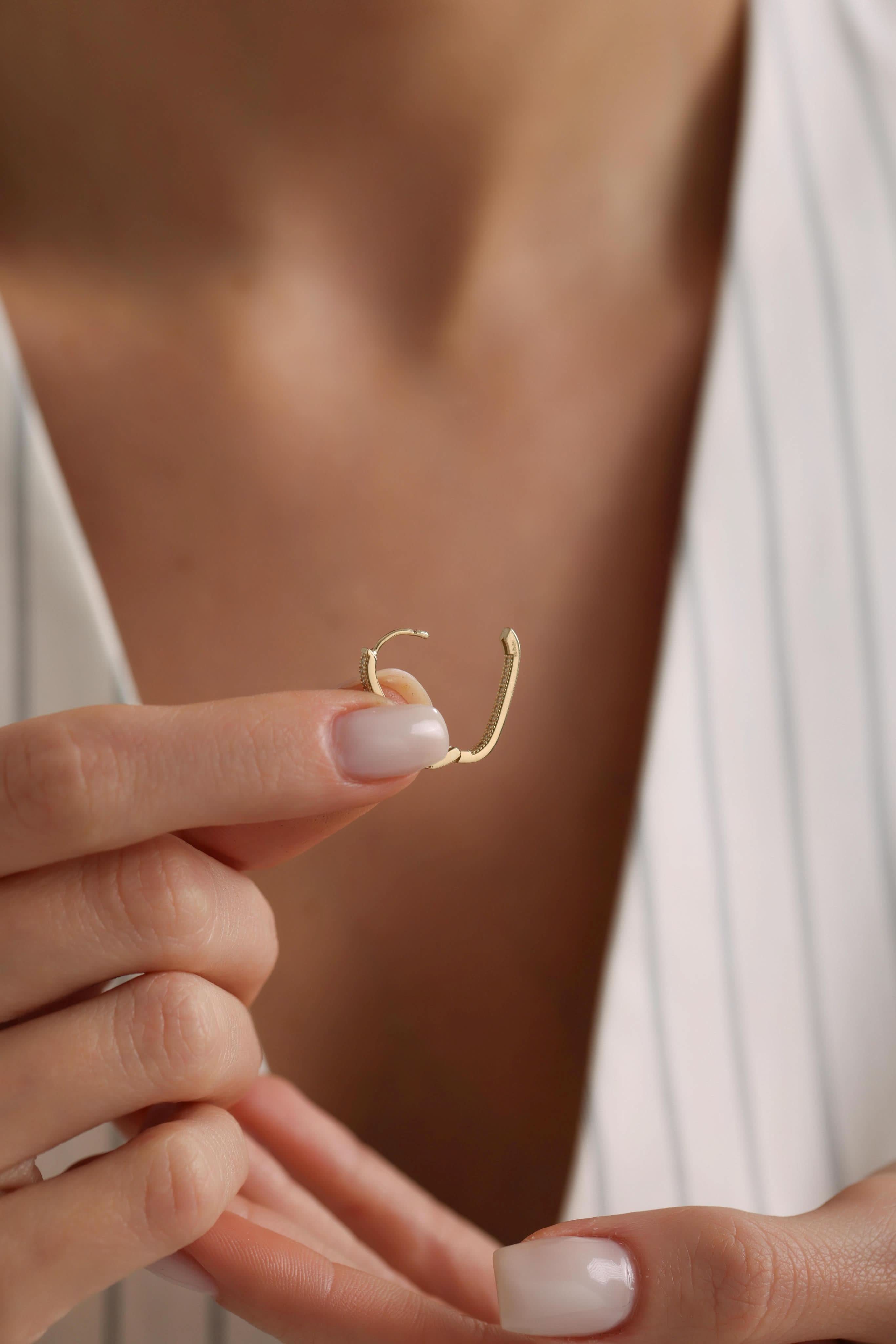 14 Ayar Oval Taşlı Altın Küpe