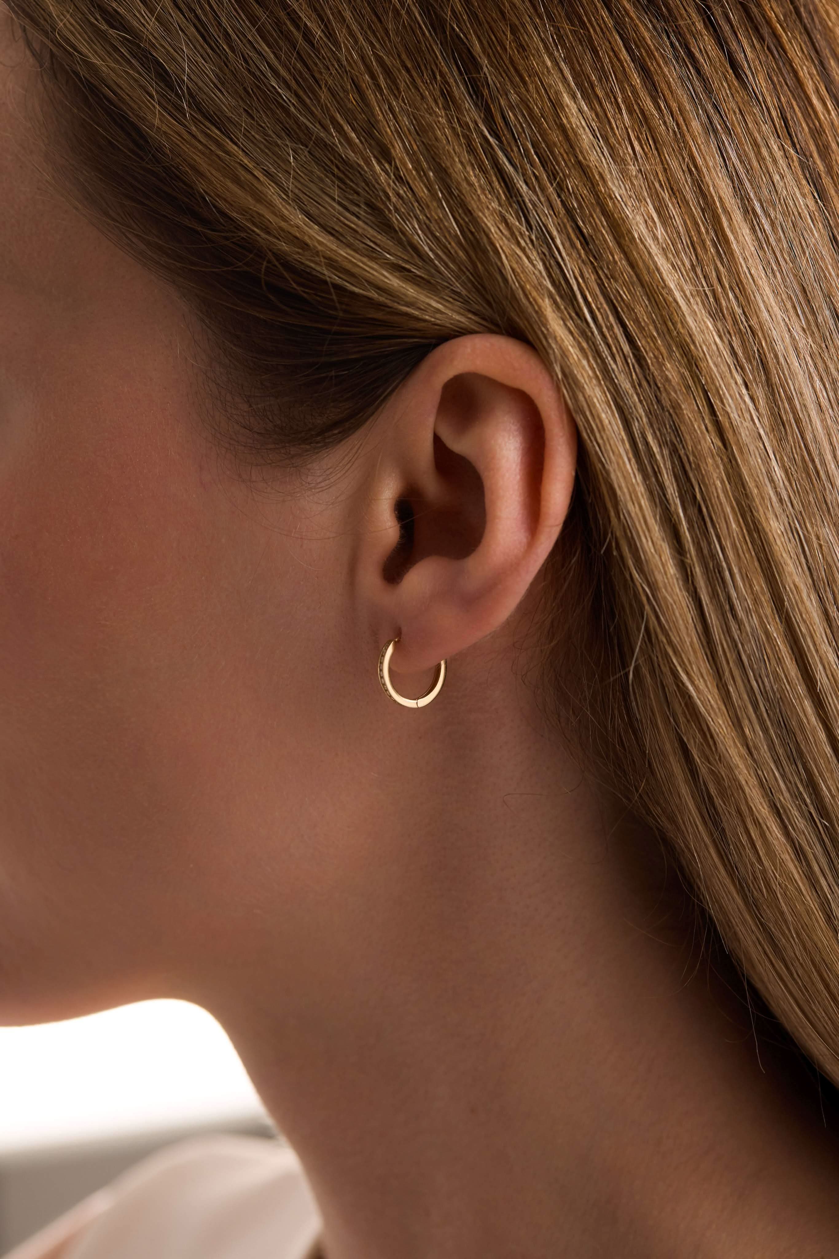 14 Ayar Oval Taşlı Halka Küpe