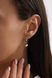 14 Ayar Sallantılı Taş Detaylı Top Altın Küpe