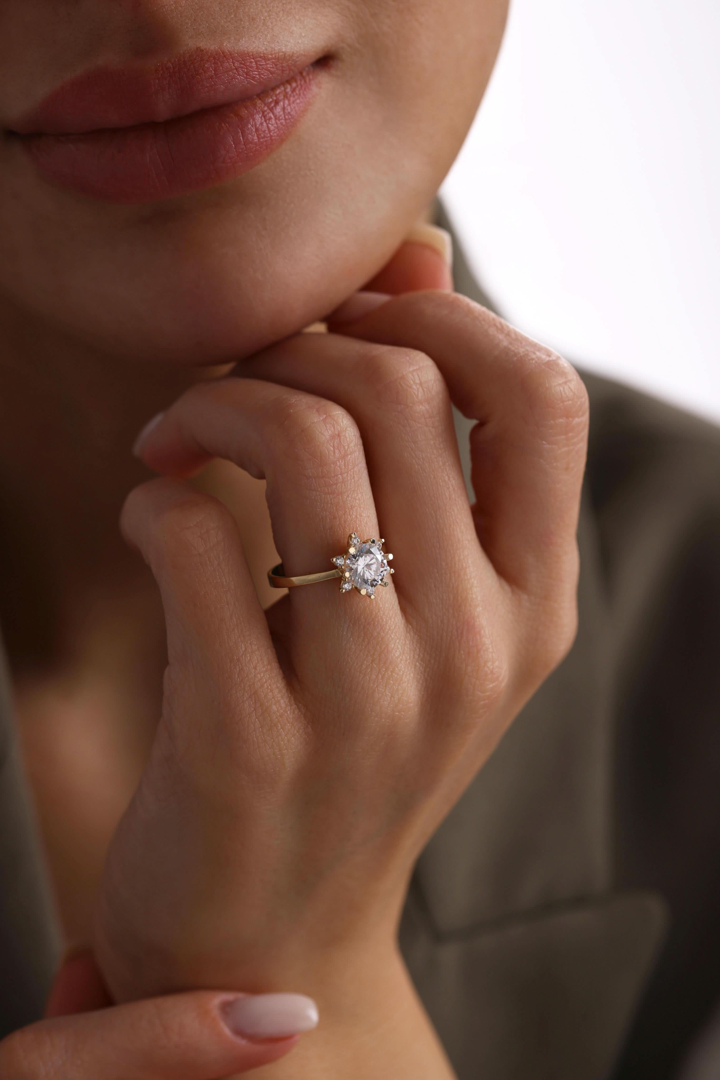 14 Ayar Sarı Lotus Taşlı Altın Yüzük