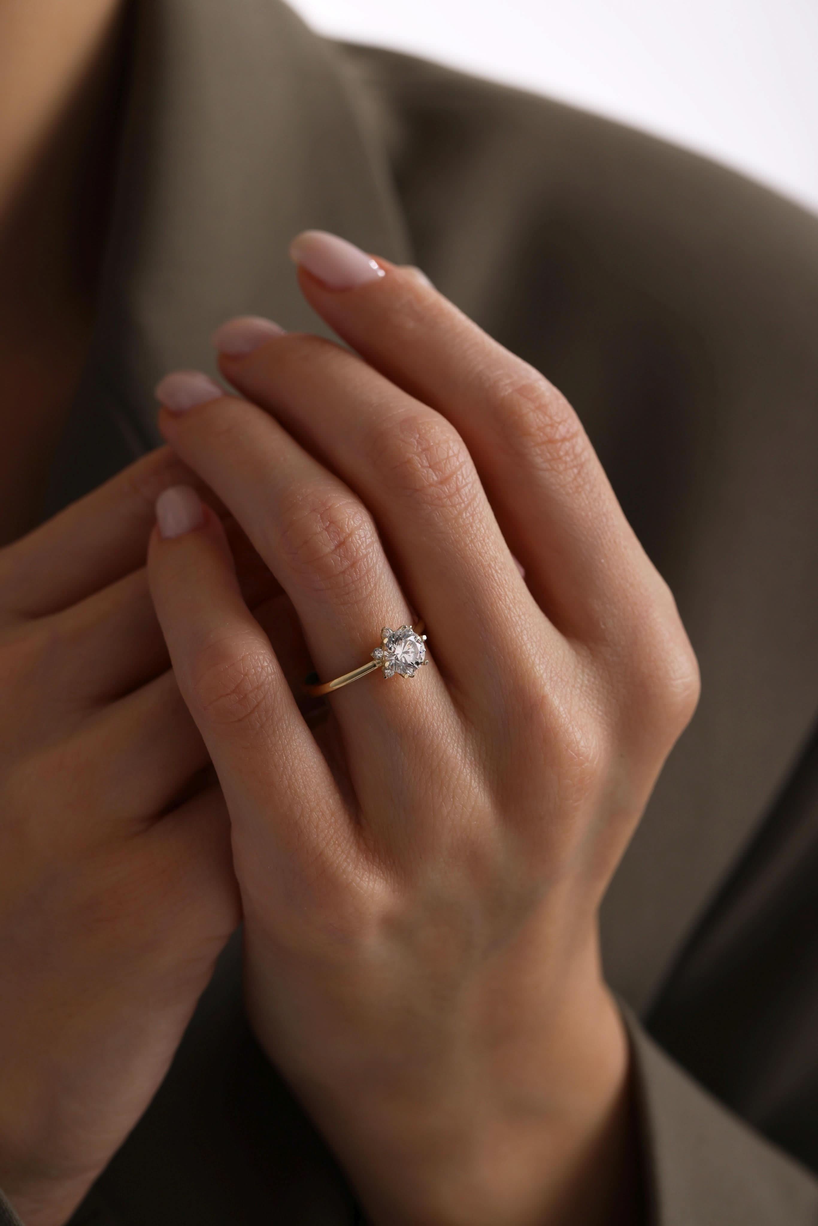 14 Ayar Sarı Lotus Taşlı Altın Yüzük