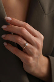 14 Ayar Sarı Lotus Taşlı Altın Yüzük