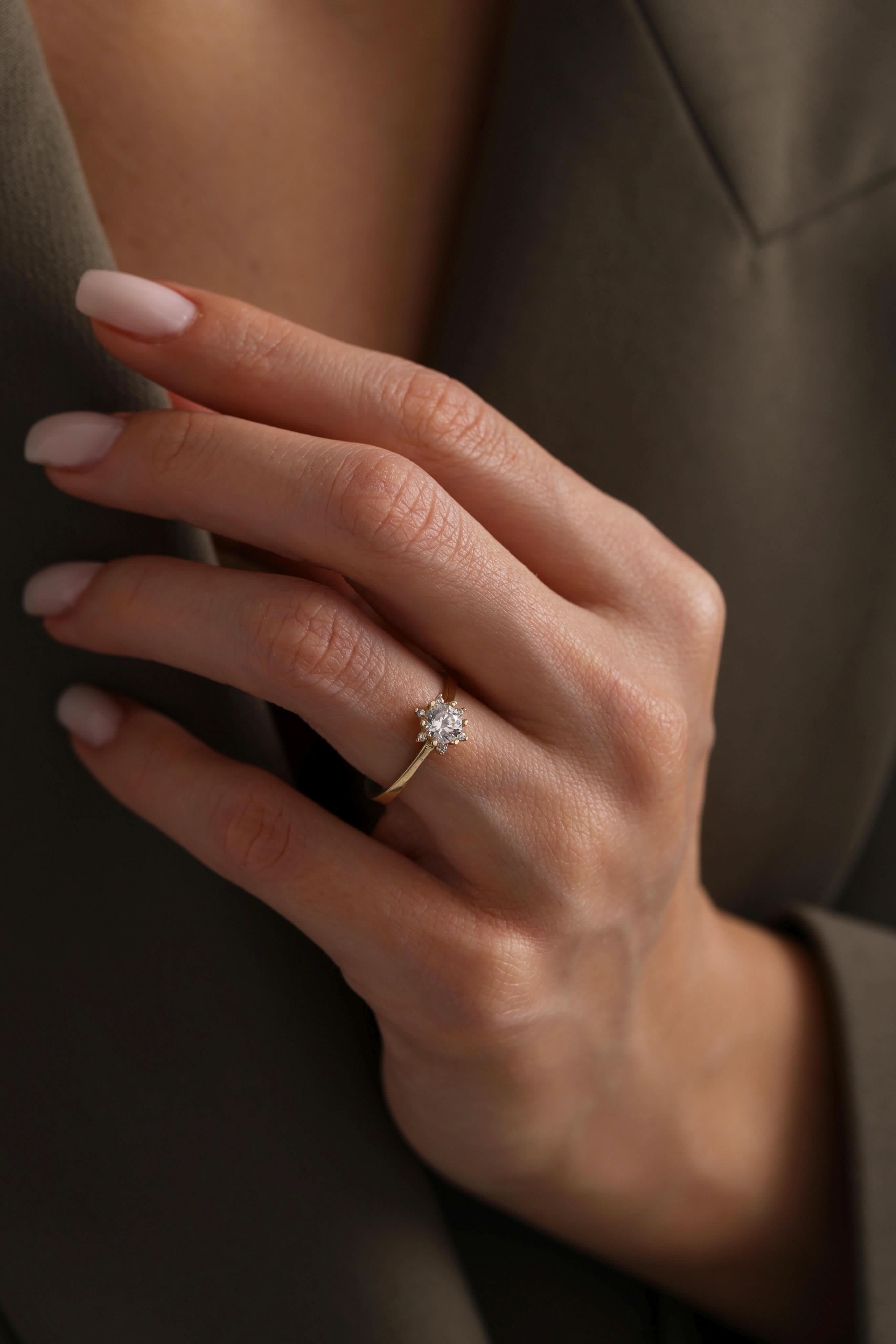 14 Ayar Sarı Lotus Taşlı Altın Yüzük