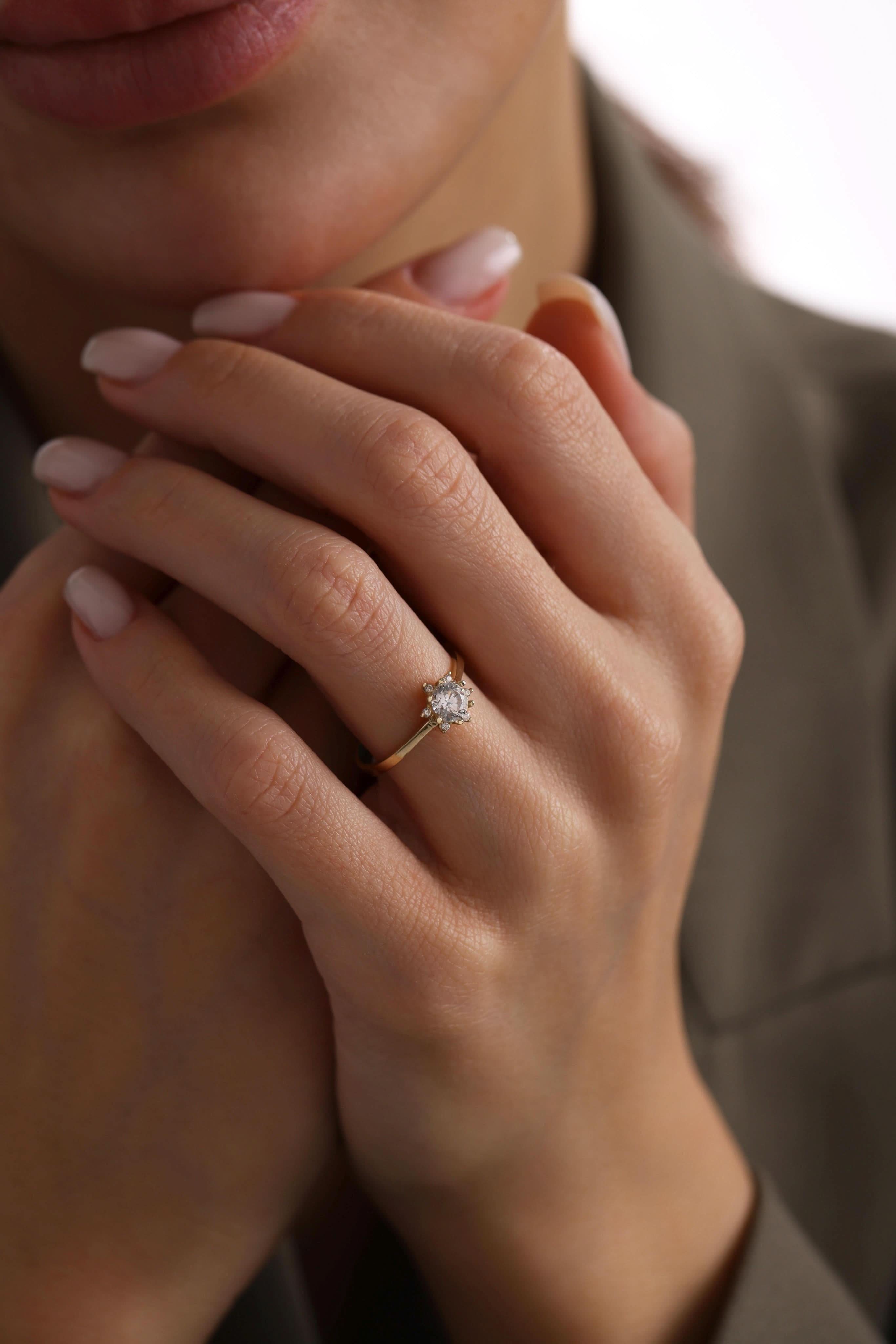 14 Ayar Sarı Lotus Taşlı Altın Yüzük