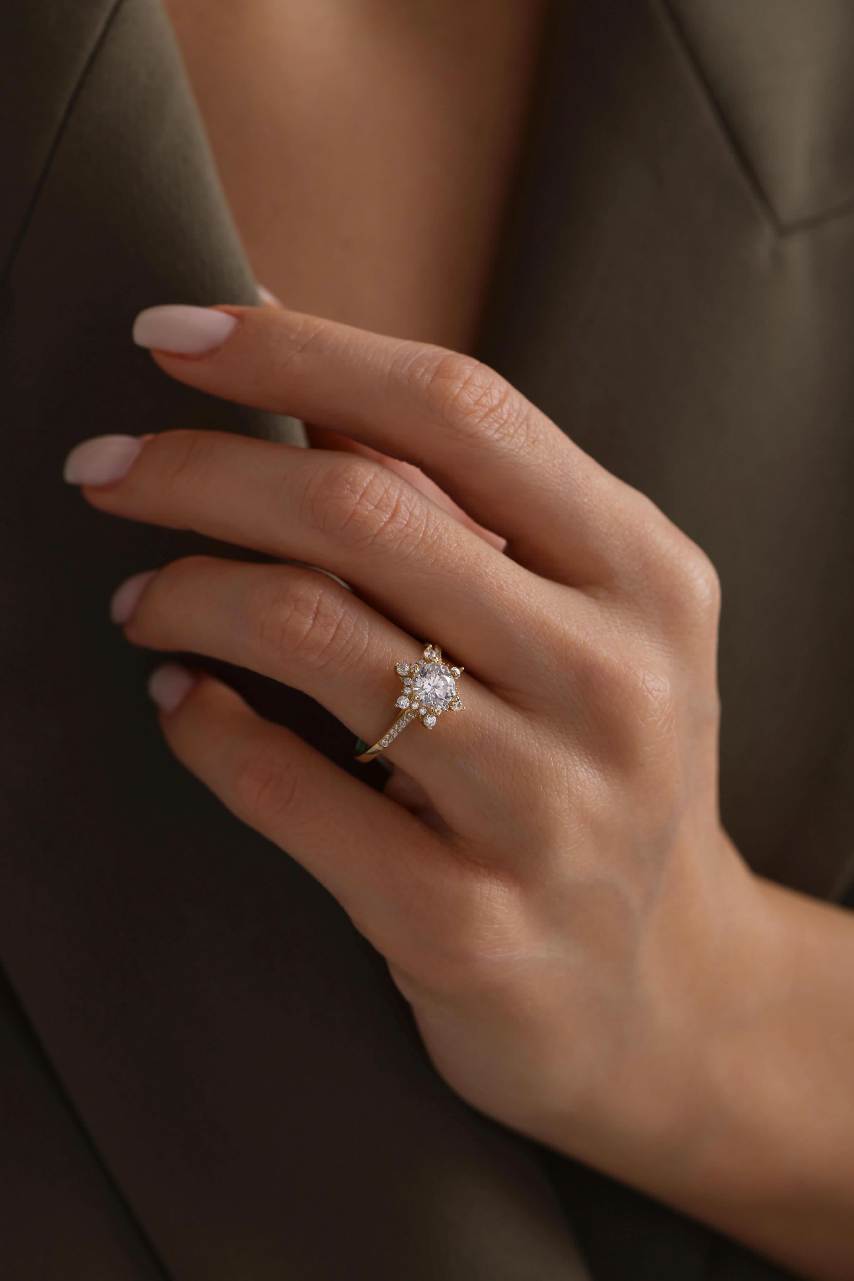 14 Ayar Sarı Lotus Taşlı Altın Yüzük