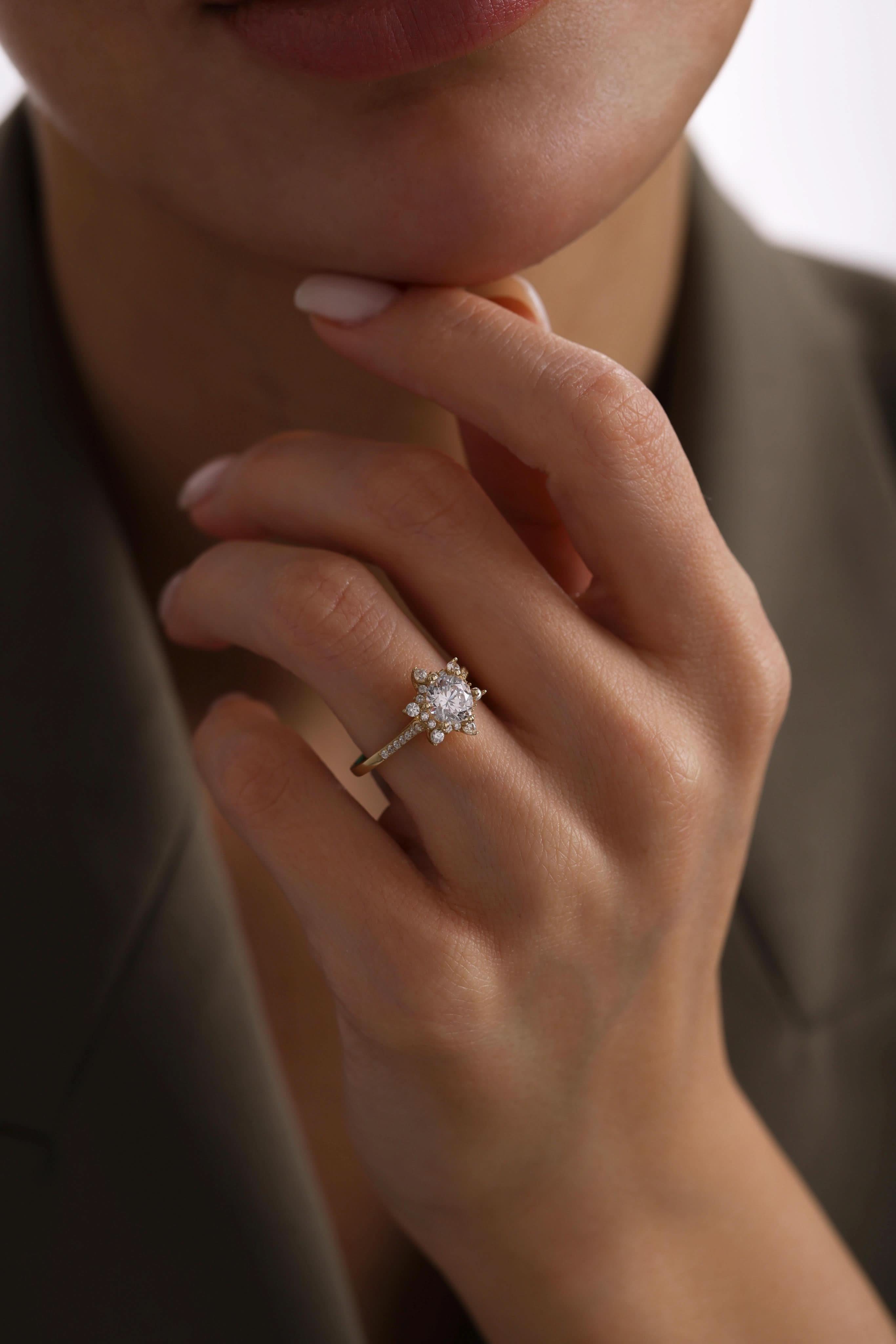 14 Ayar Sarı Lotus Taşlı Altın Yüzük