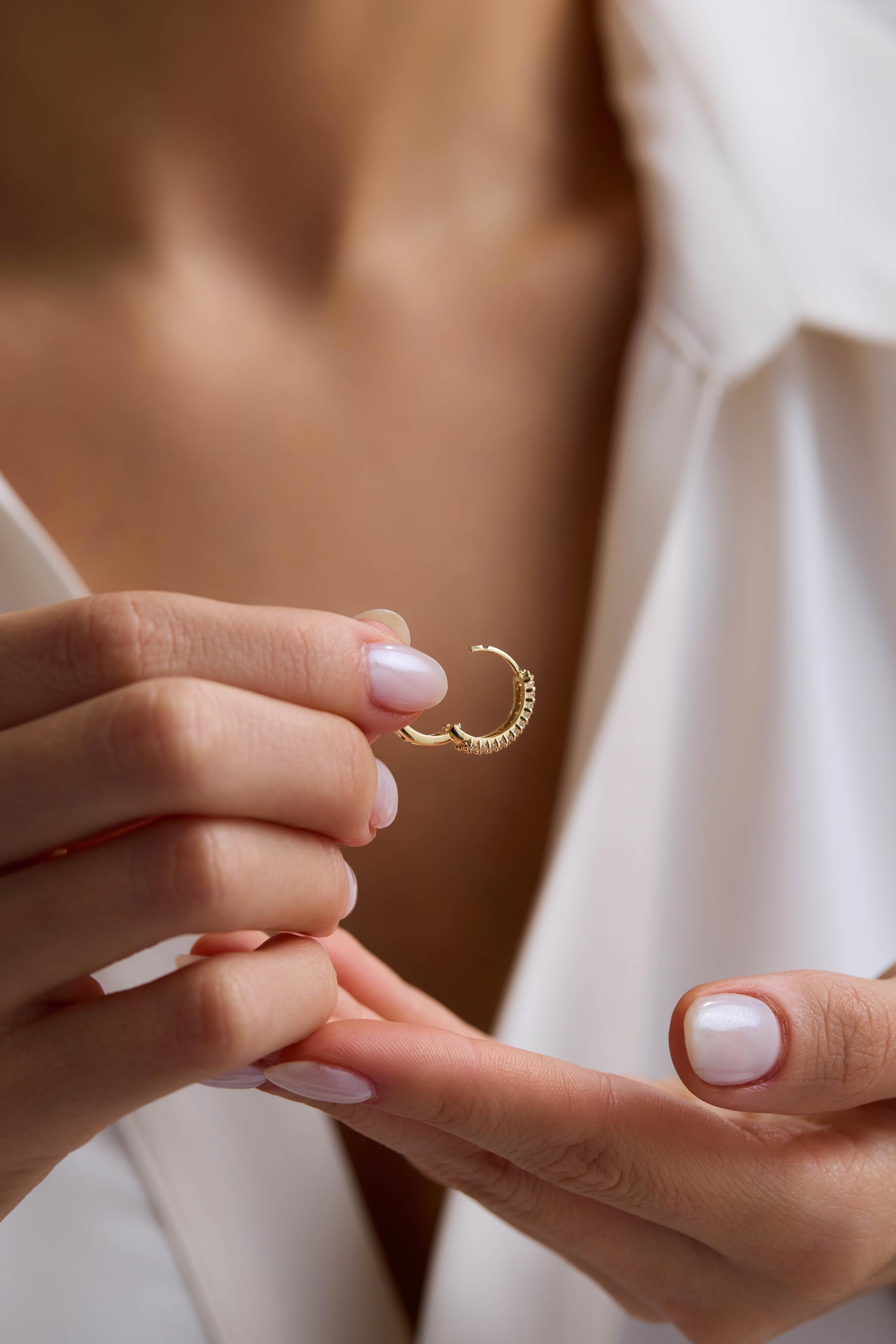 14 Ayar Taşlı Altın Halka Küpe (Gizli Kilit)