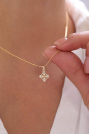 14 Ayar Taşlı Çiçek Altın Kolye Ucu