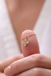 14 Ayar Taşlı Çiçek Altın Kolye Ucu