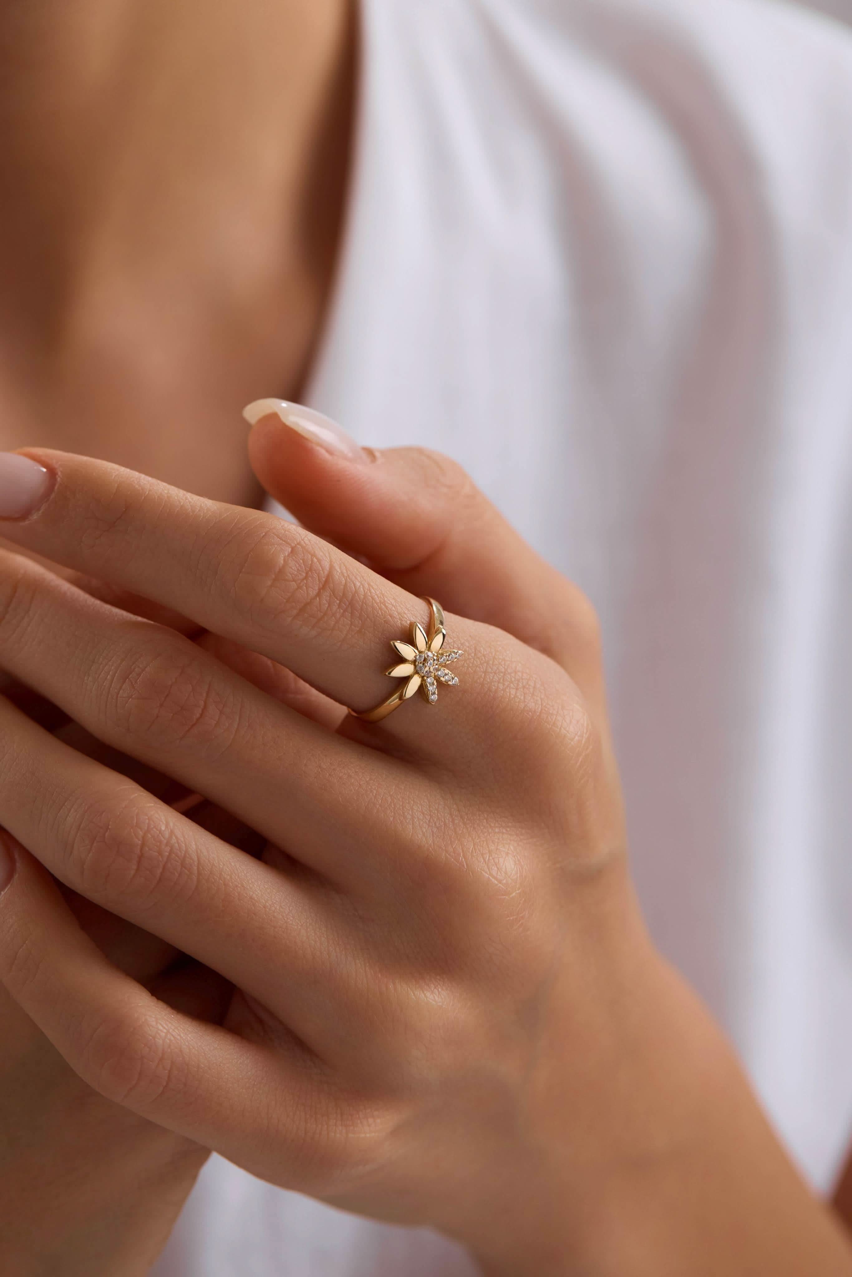 14 Ayar Taşlı Çiçek Altın Yüzük