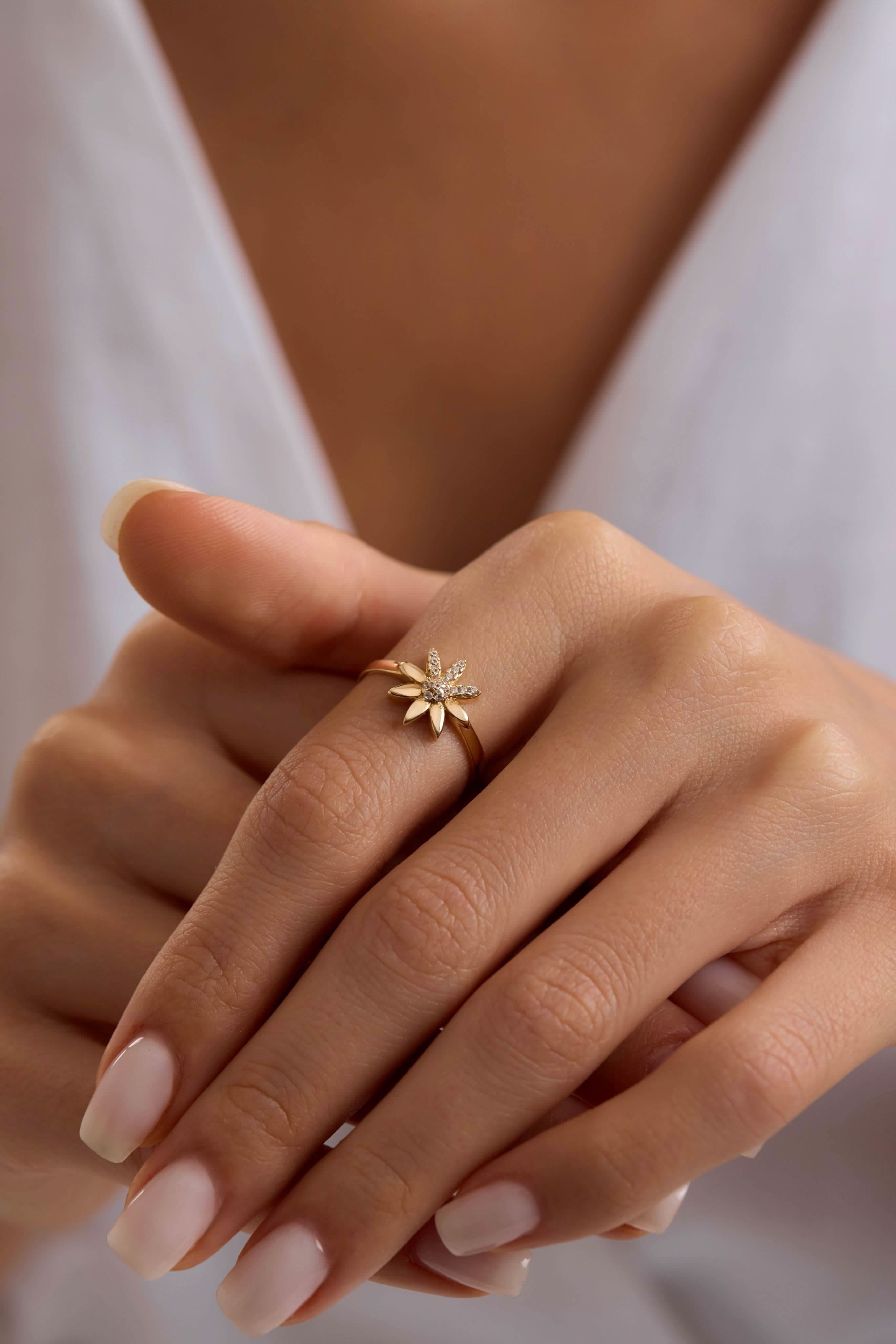 14 Ayar Taşlı Çiçek Altın Yüzük