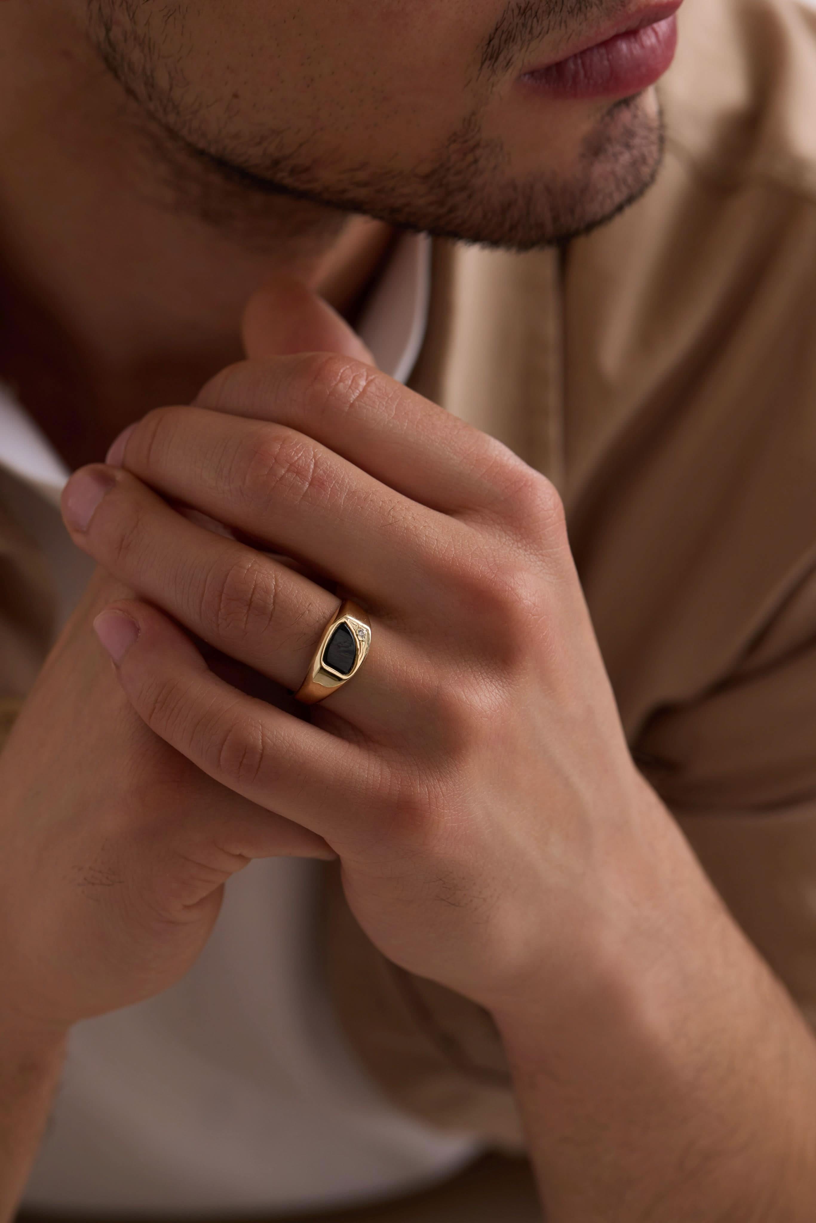 14 Ayar Taşlı Siyah Mineli Altın Yüzük