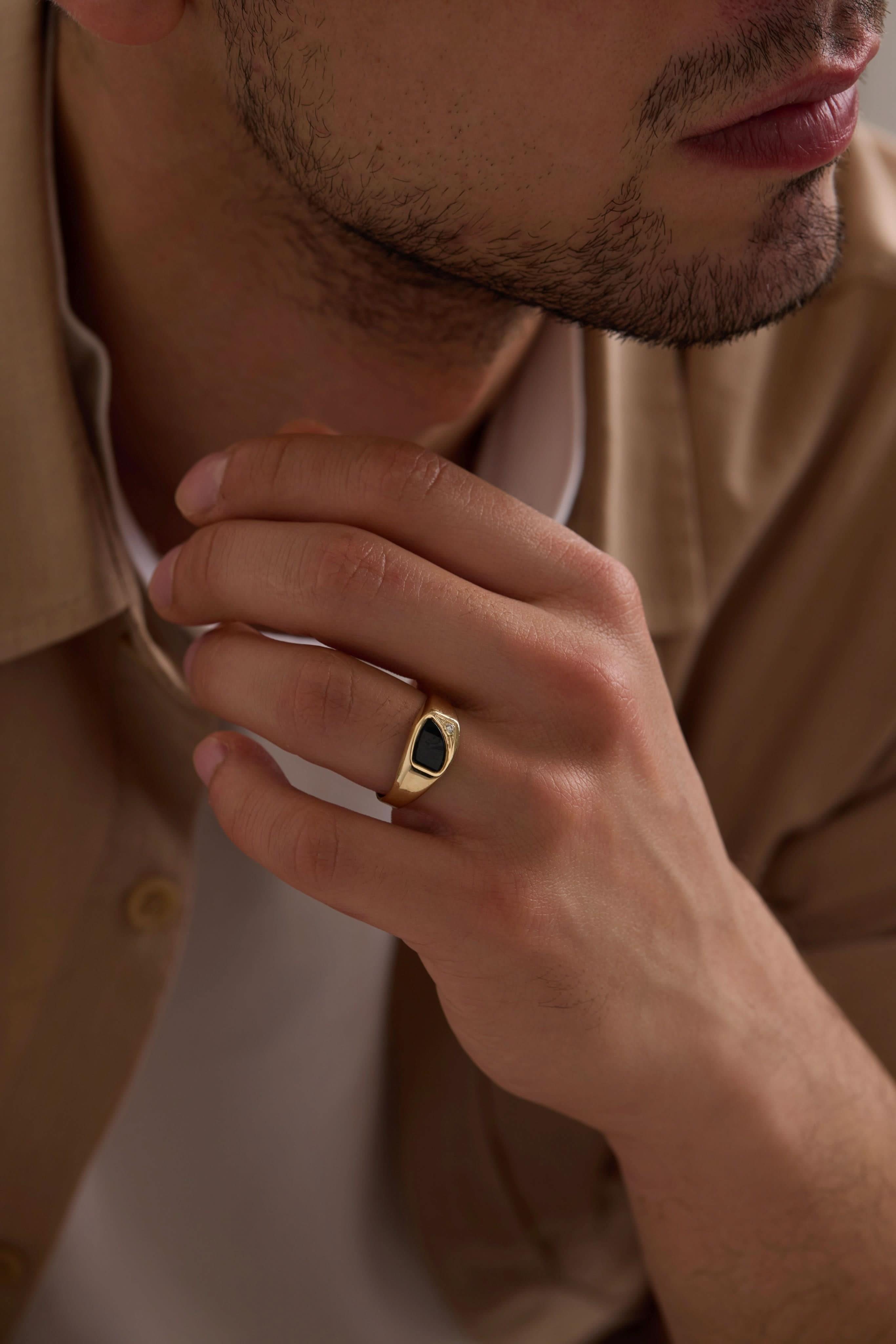 14 Ayar Taşlı Siyah Mineli Altın Yüzük