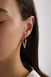 14 Ayar Üçgen Altın Küpe