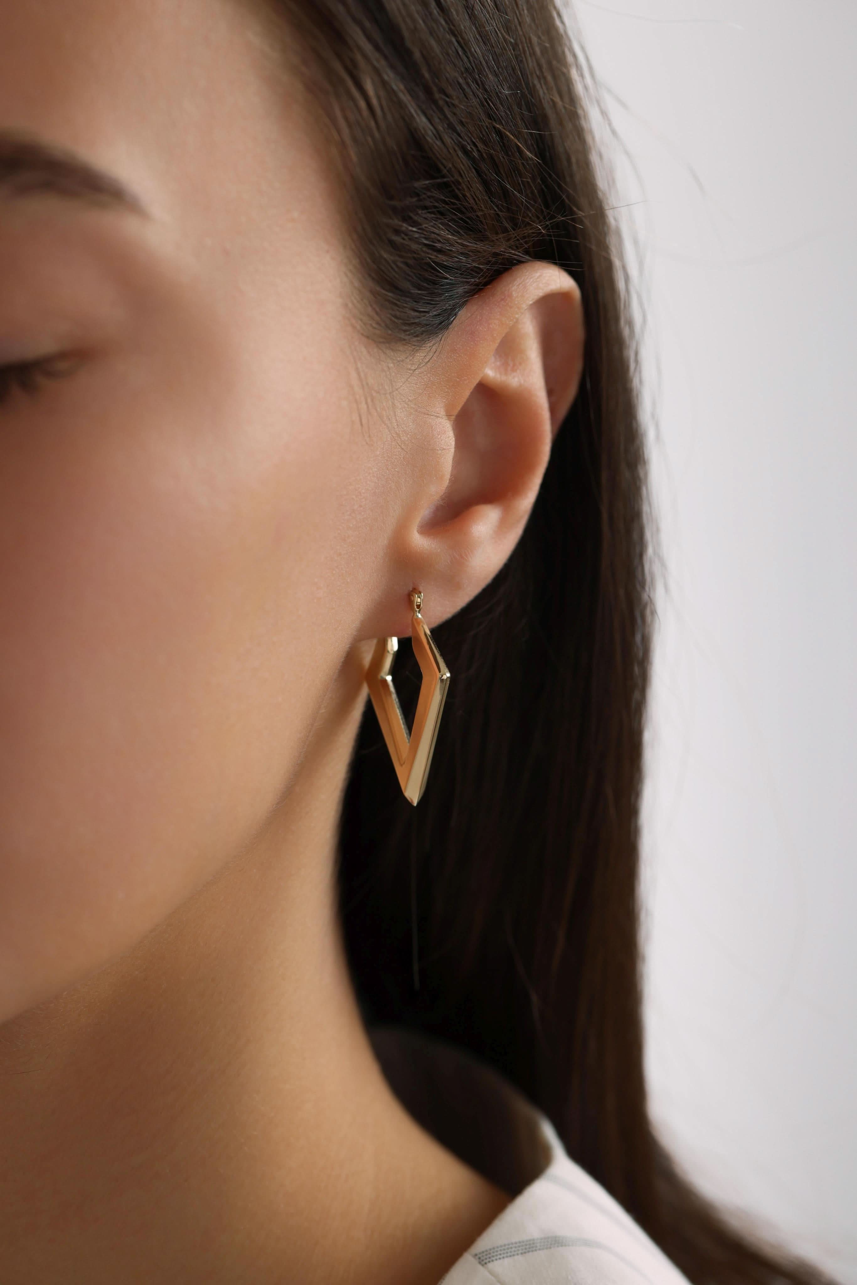 14 Ayar Üçgen Altın Küpe